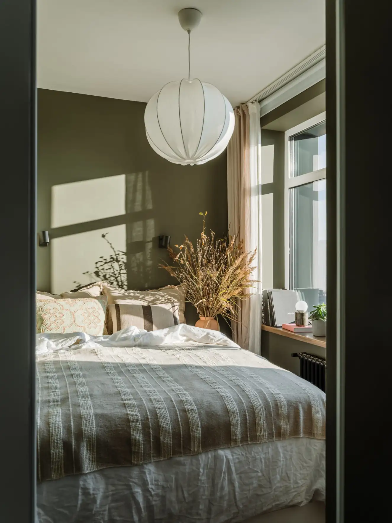 chambre vert olive dans ancien studio de 35m2 transformé en deux-pièces décoration contemporaine