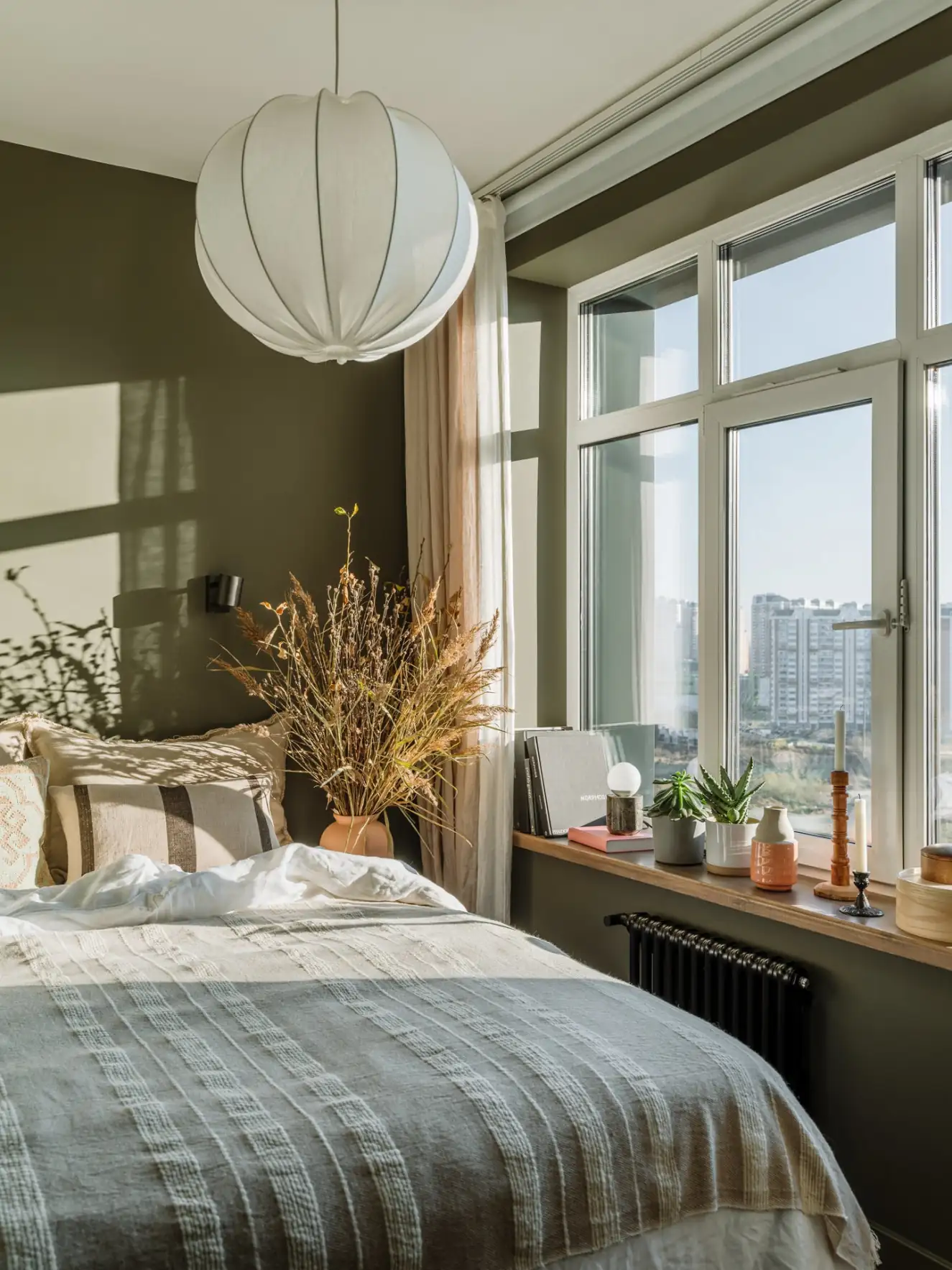 chambre vert olive dans ancien studio de 35m2 transformé en deux-pièces décoration contemporaine