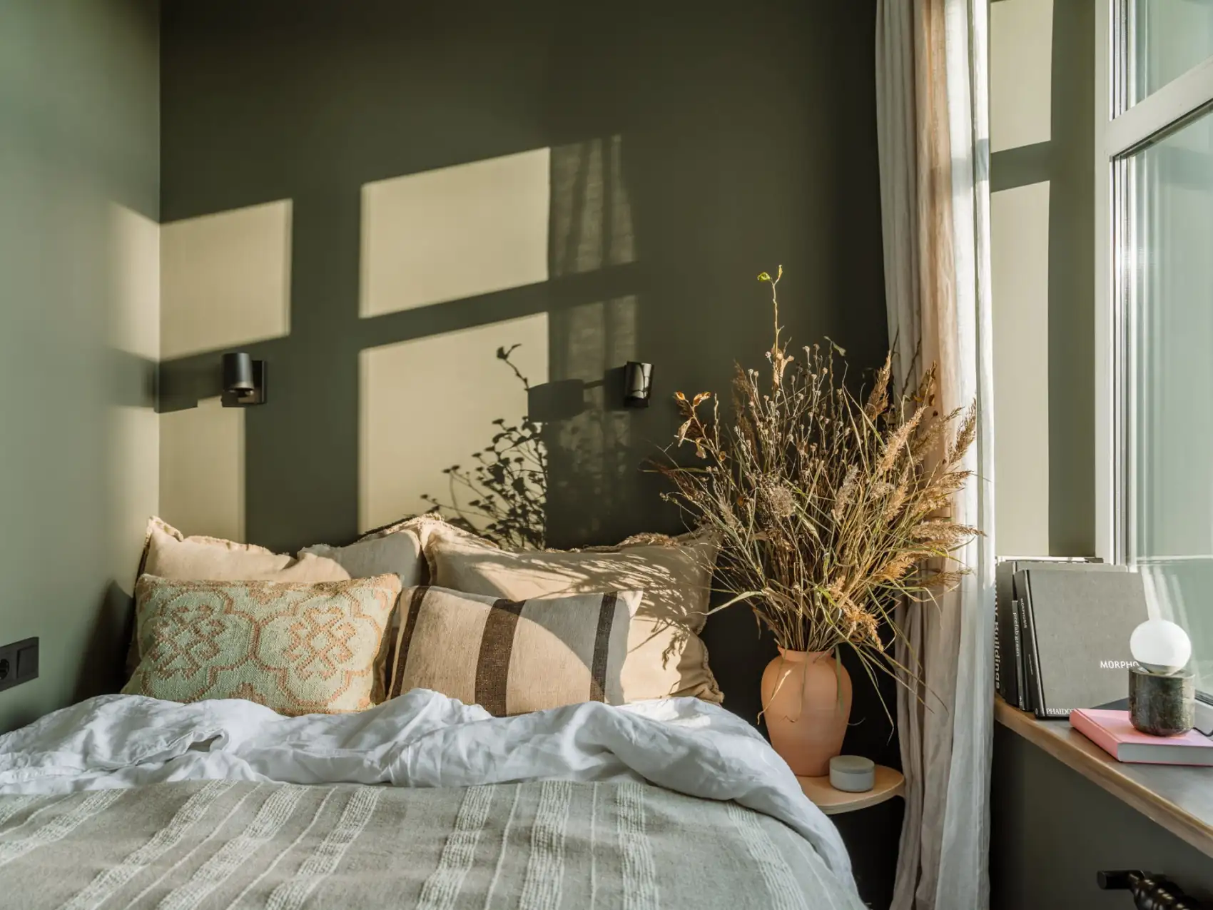 chambre vert olive dans ancien studio de 35m2 transformé en deux-pièces décoration contemporaine