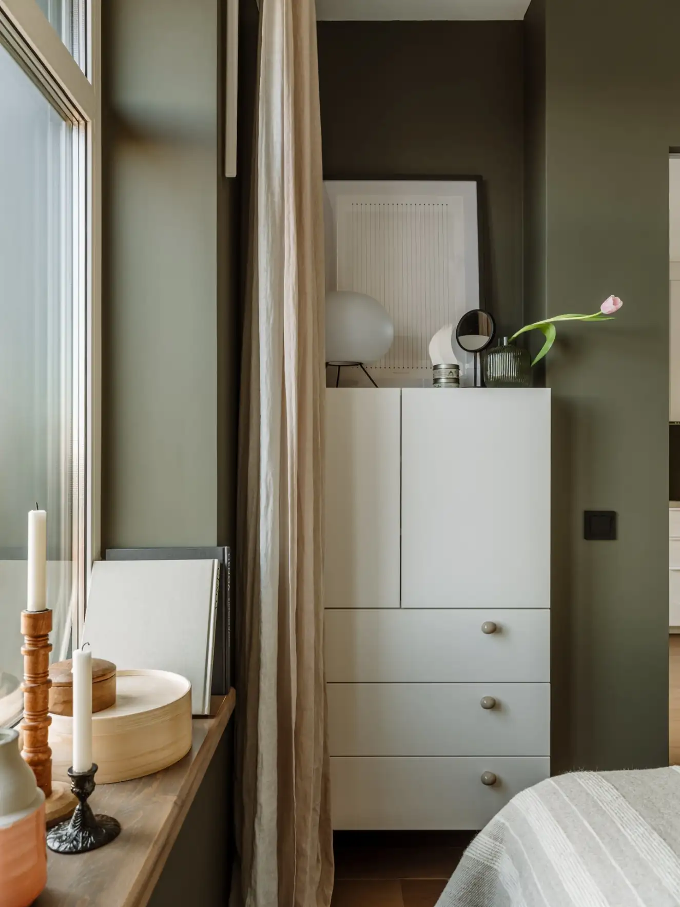 chambre vert olive dans ancien studio de 35m2 transformé en deux-pièces décoration contemporaine
