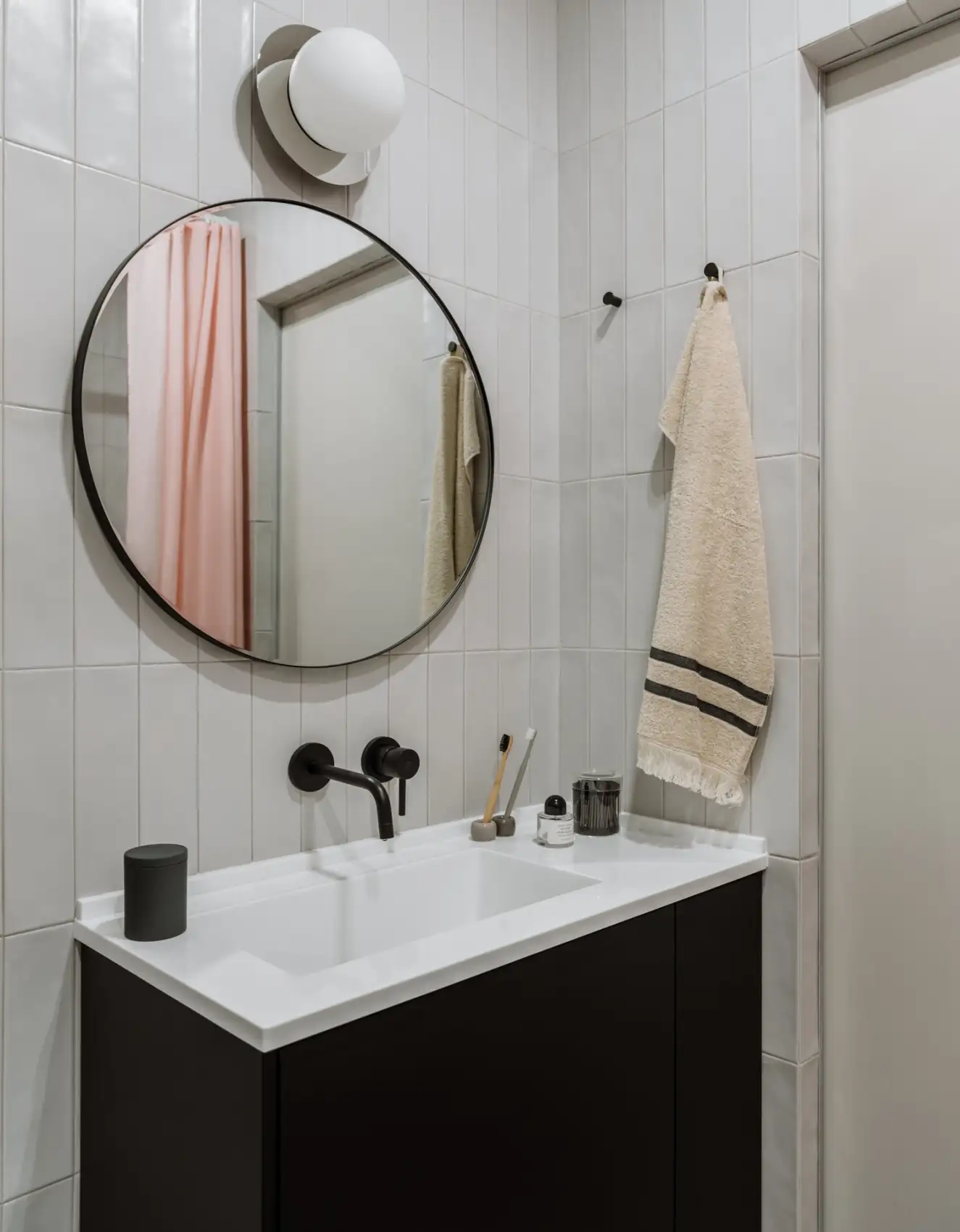 salle de bain moderne dans ancien studio de 35m2 transformé en deux-pièces décoration contemporaine