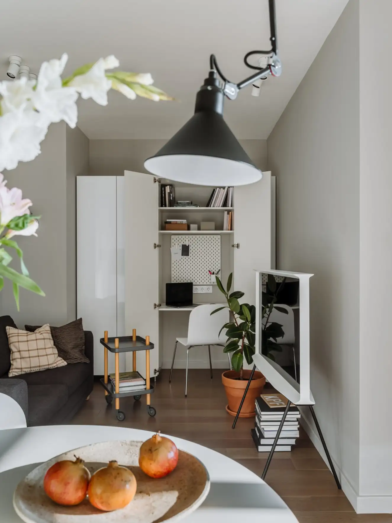 bureau caché dans salon dans ancien studio de 35m2 transformé en deux-pièces décoration contemporaine