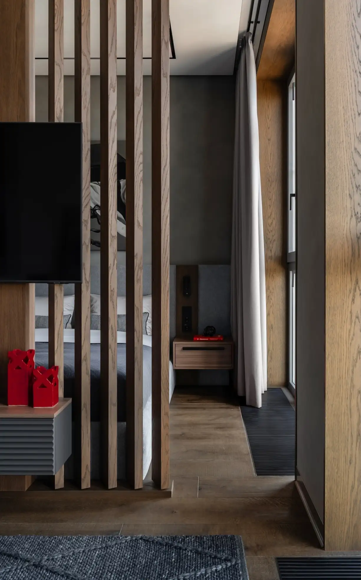 chambre semi ouverte avec claustra à lames pivotantes bois décoration design grise studio 30m2