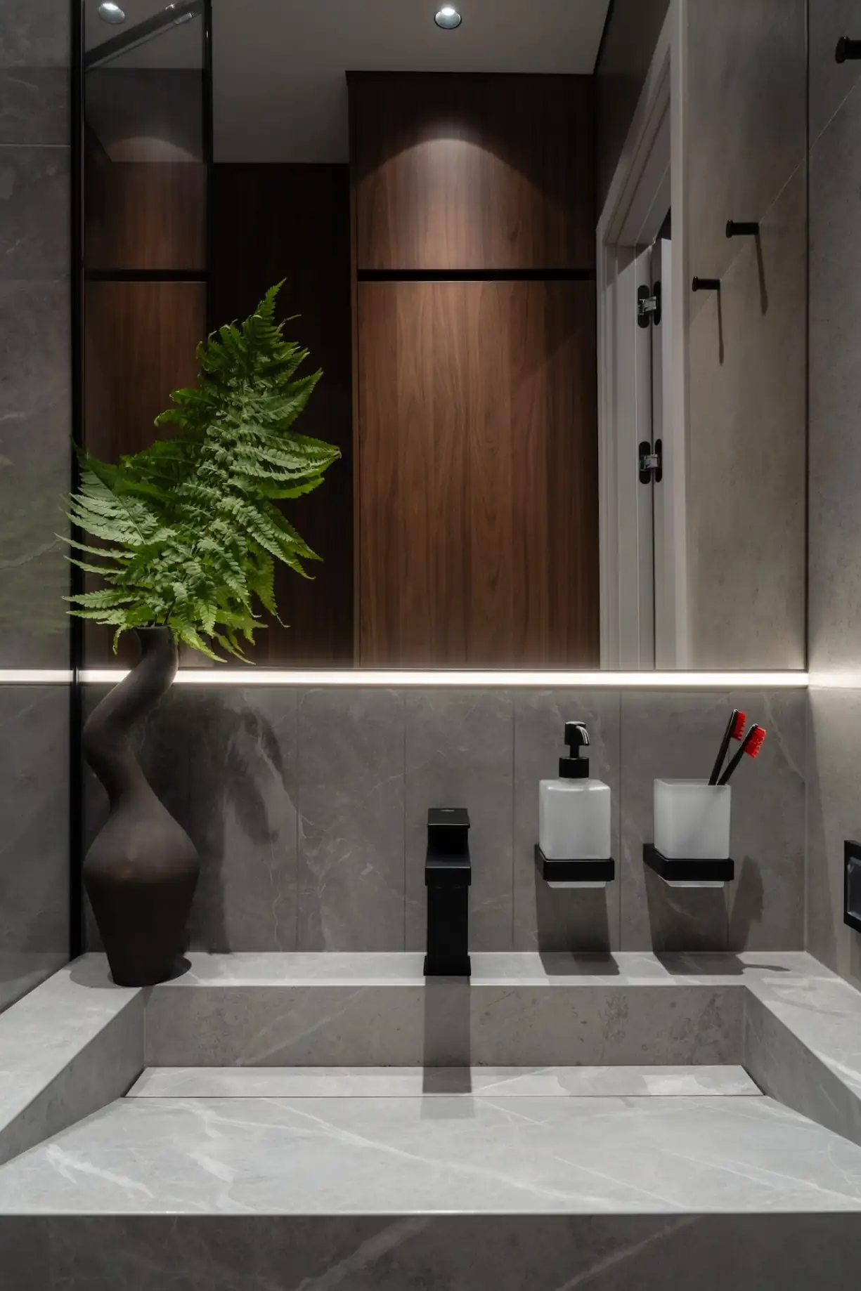 salle de bain avec douche italienne décoration design grise studio 30m2
