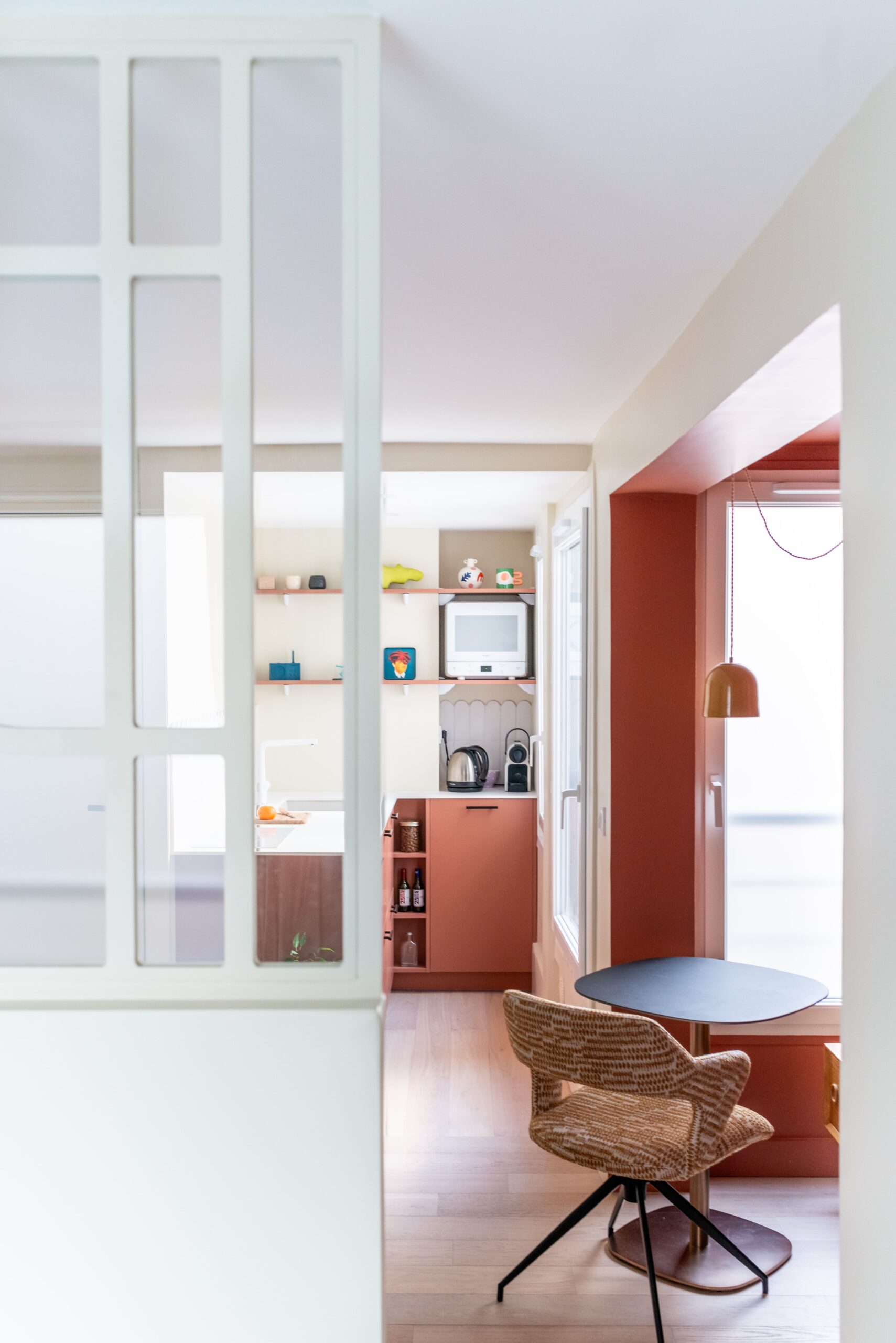 living room and pink kitchen contemporary deco 20sqm studio in Paris Photo: © Marie de Smilzz