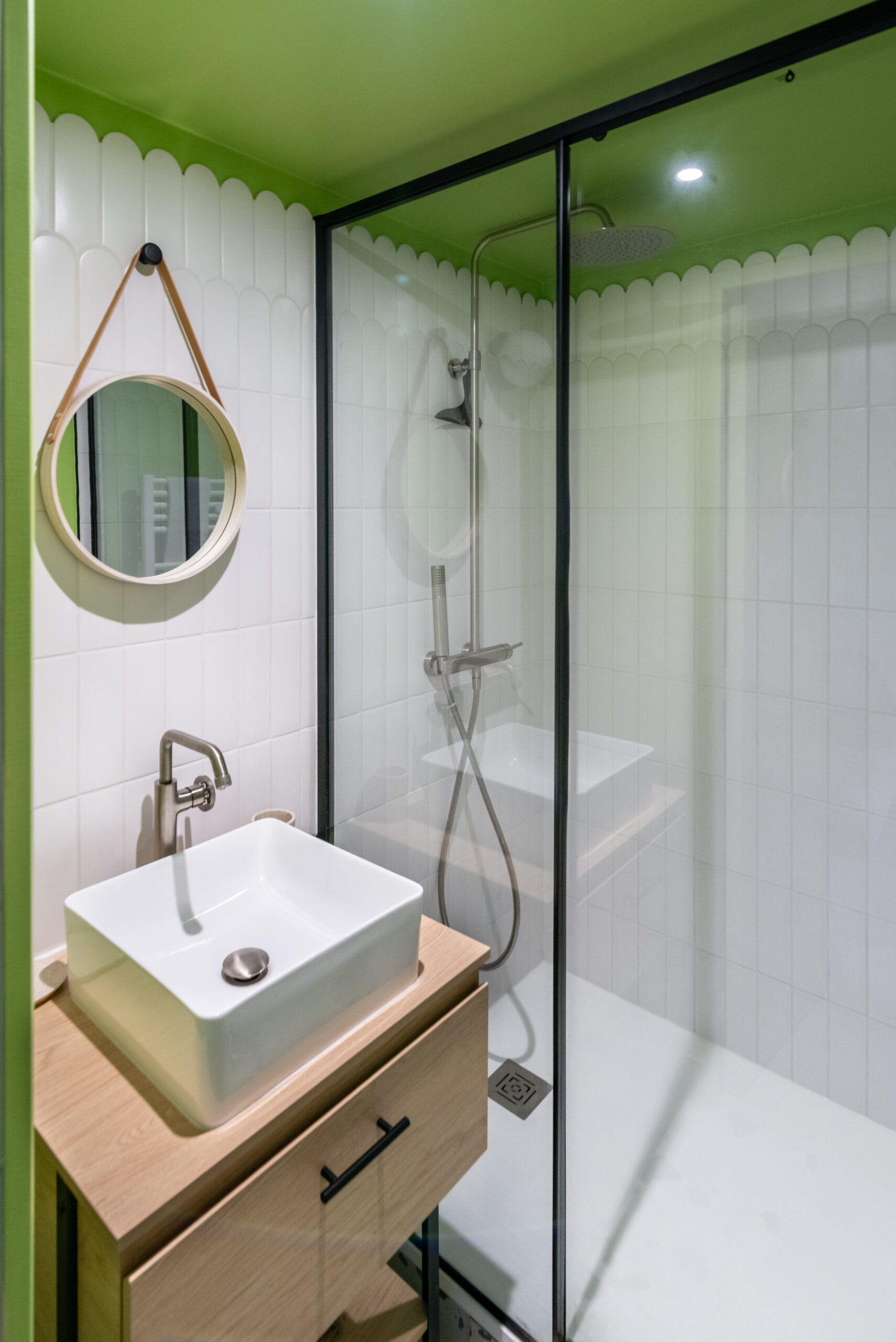 white and green bathroom contemporary decor Photo: © Marie de Smilzz