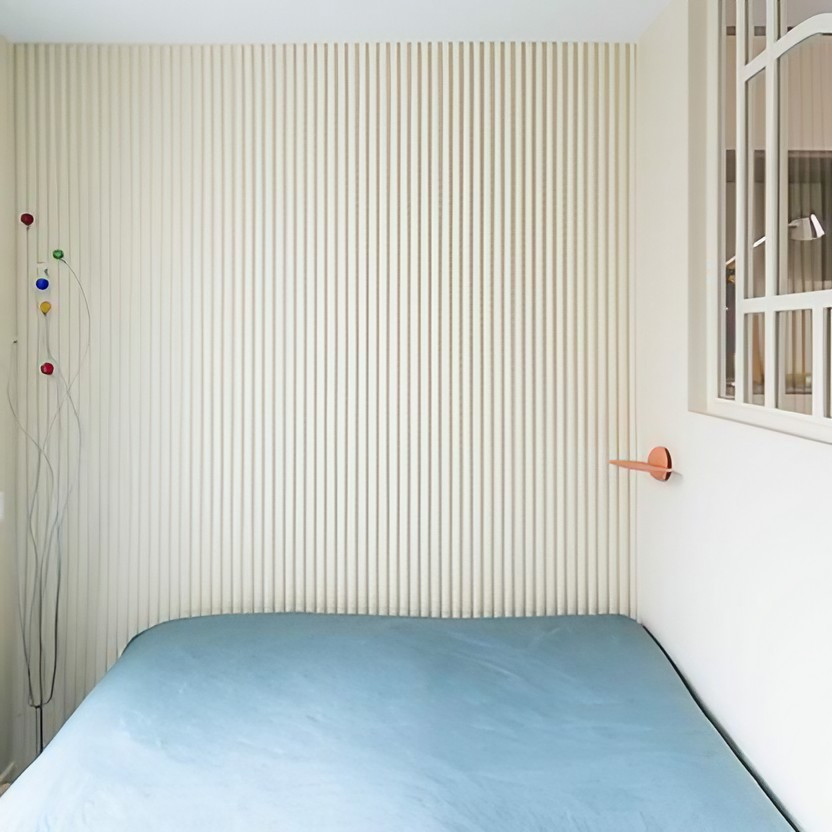 small bedroom with glass partition Photo: © Marie de Smilzz