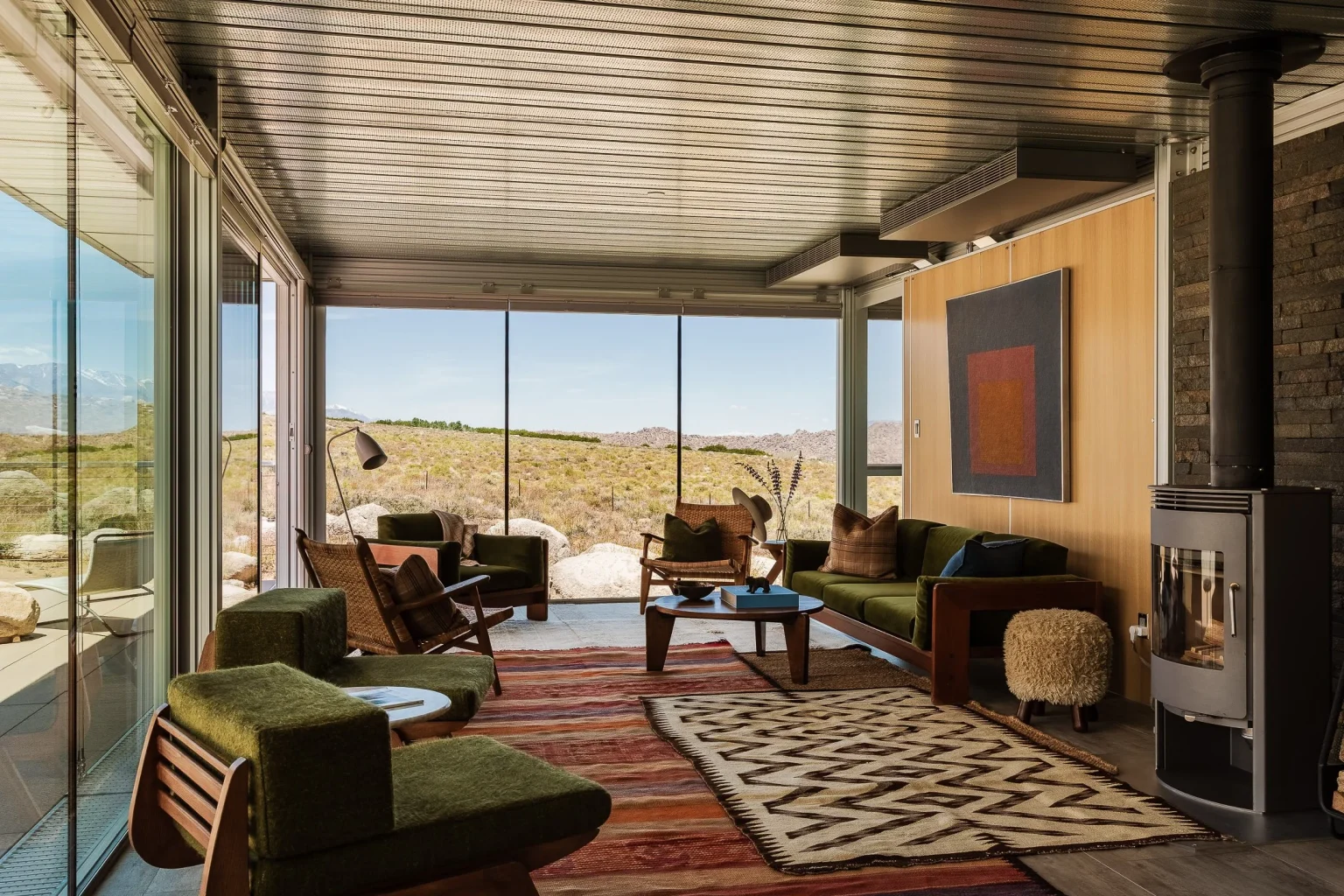 salon décoration mid-century maison de verre iT House Linda Taalman désert californien