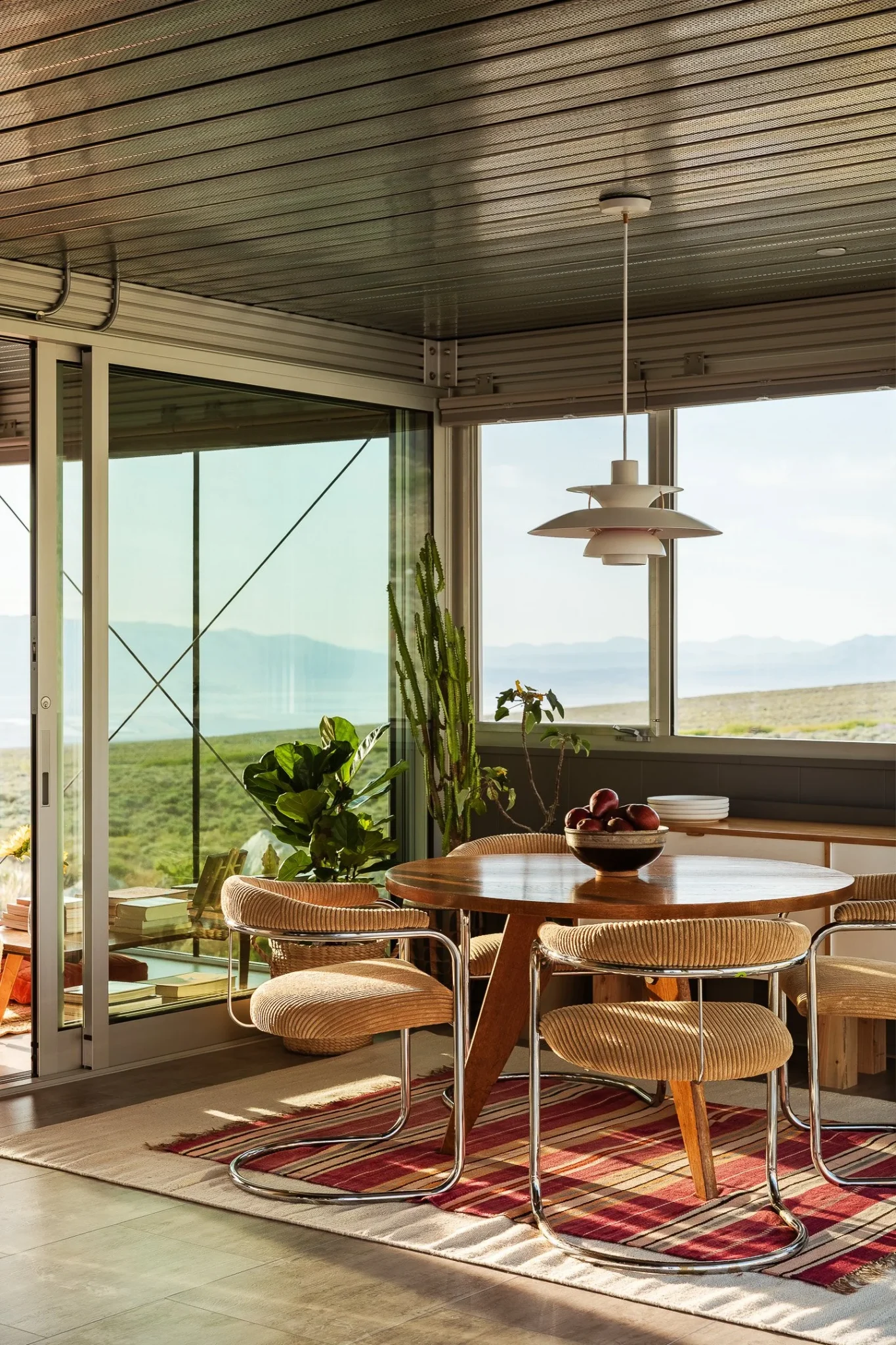 salle à manger décoration mid-century maison de verre iT House Linda Taalman désert californien