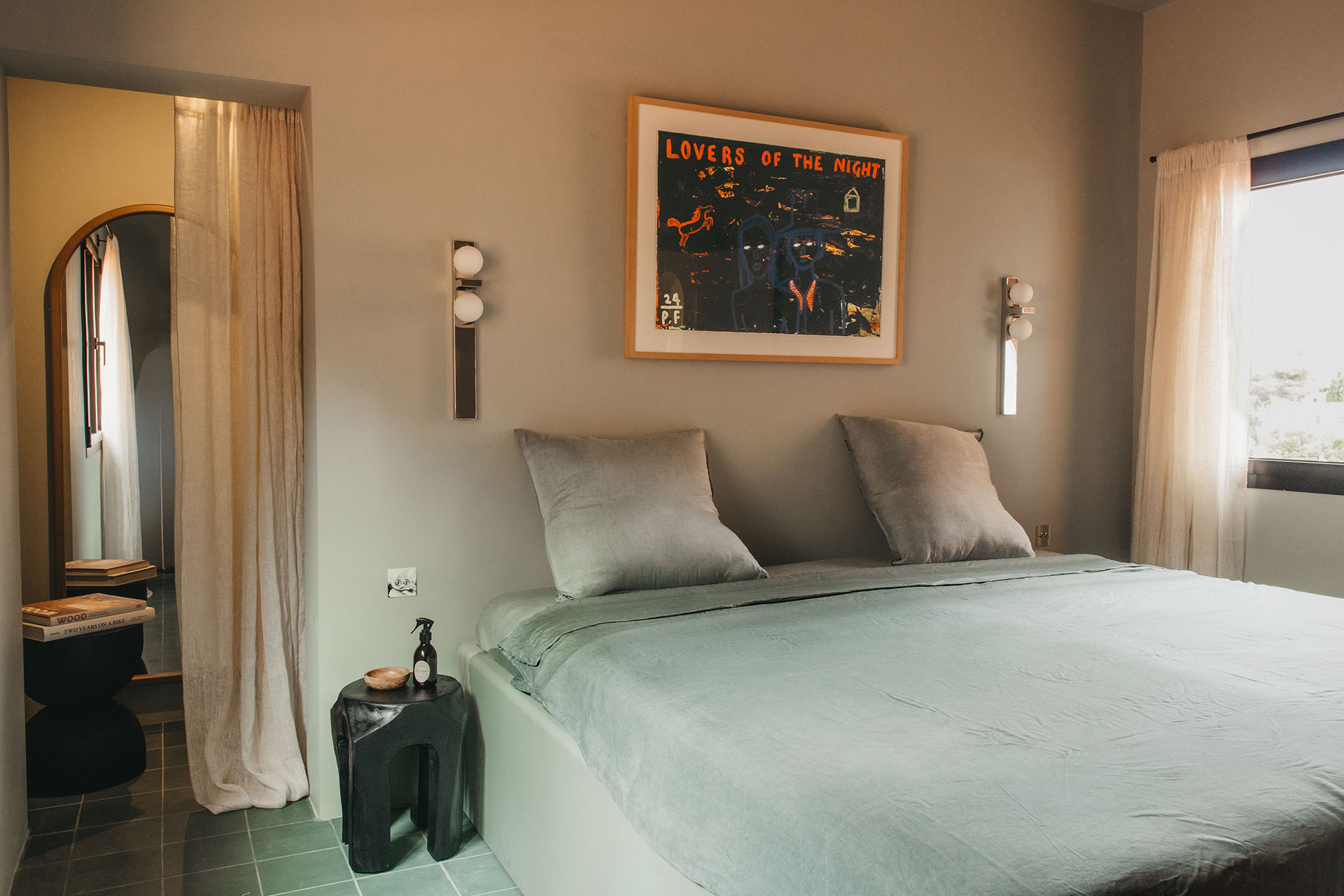 chambre verte et beige décoration contemporaine maison  méditerranéenne El Puente Al Amor Minorque