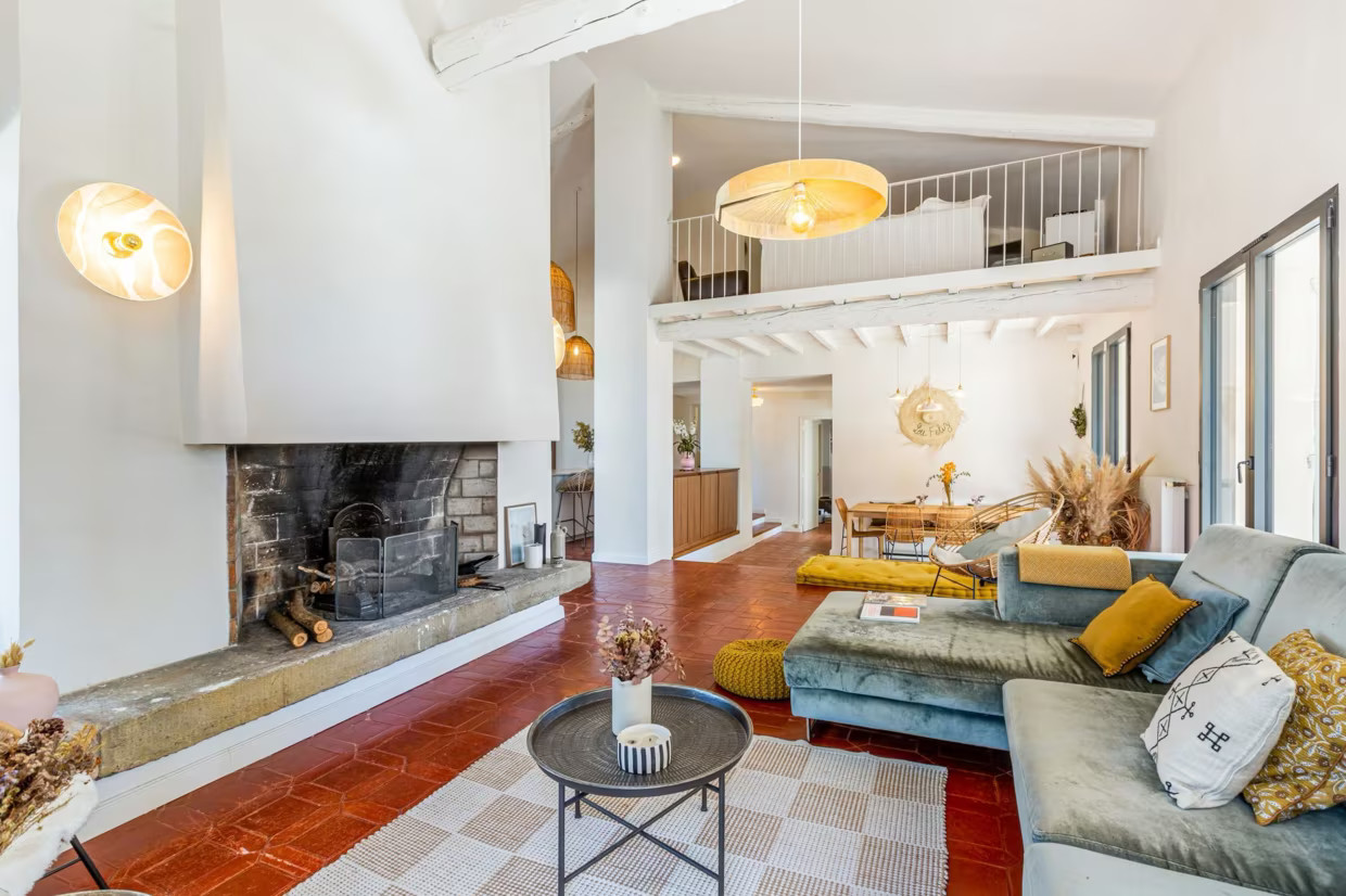salon maison Provence avec cheminée et mezzanine décoration contemporaine