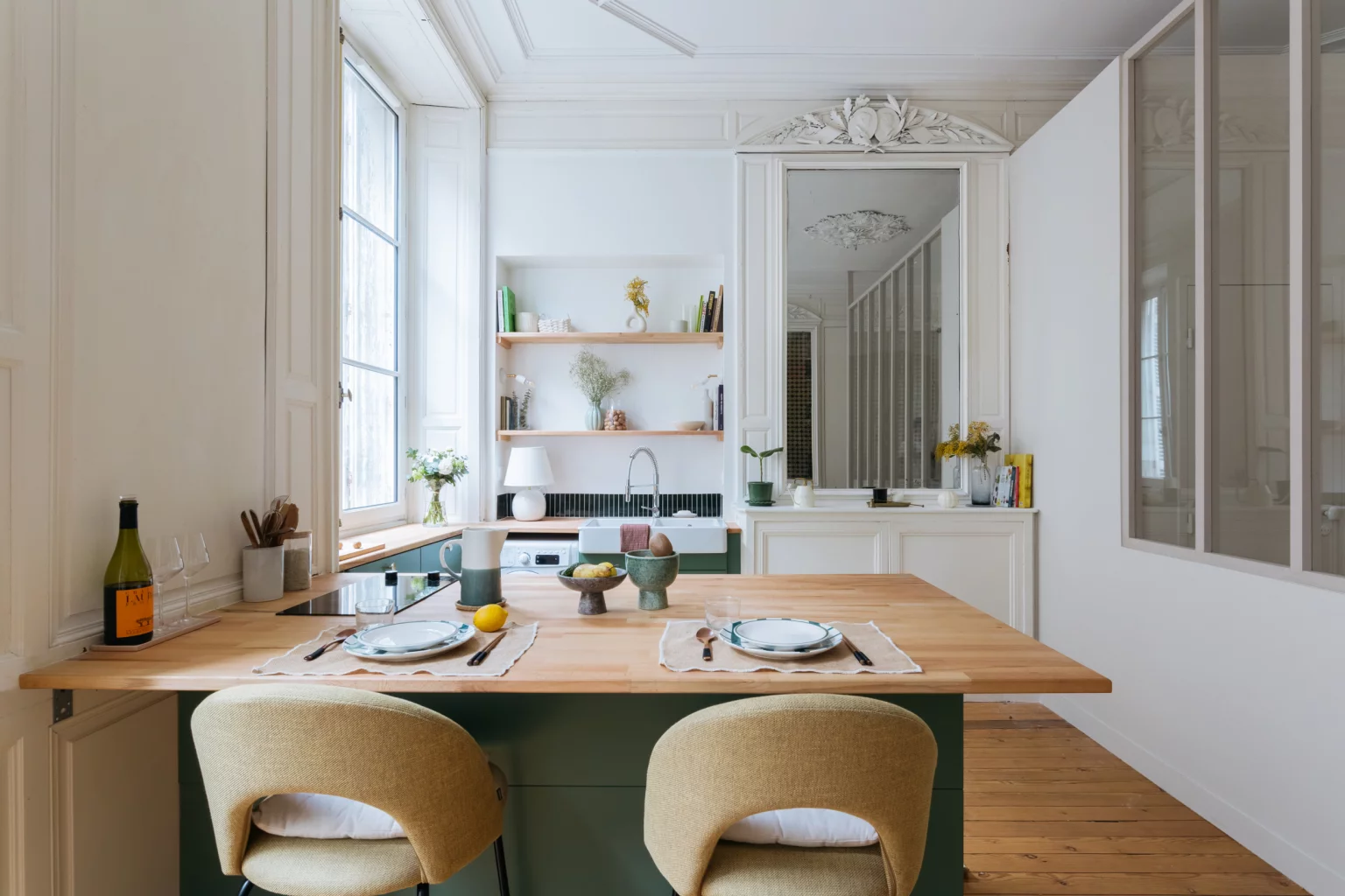 studio rénové 25m2 Bordeaux avec verrière blanche pour chambre dans immeuble haussmannien décoration contemporaine
