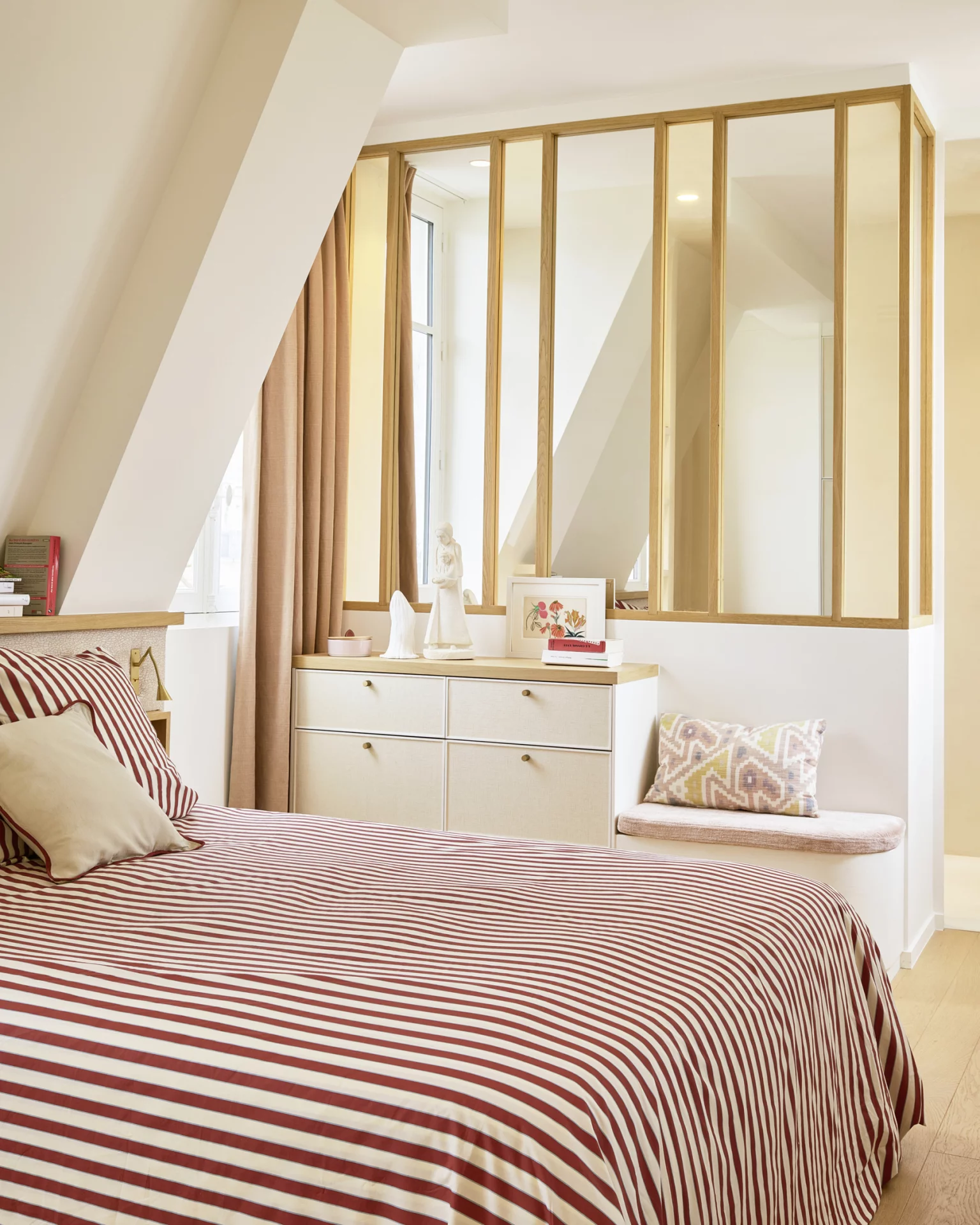 chambre mansardée avec verrière bois appartement Paris vue Tour Eiffel décoration contemporaine