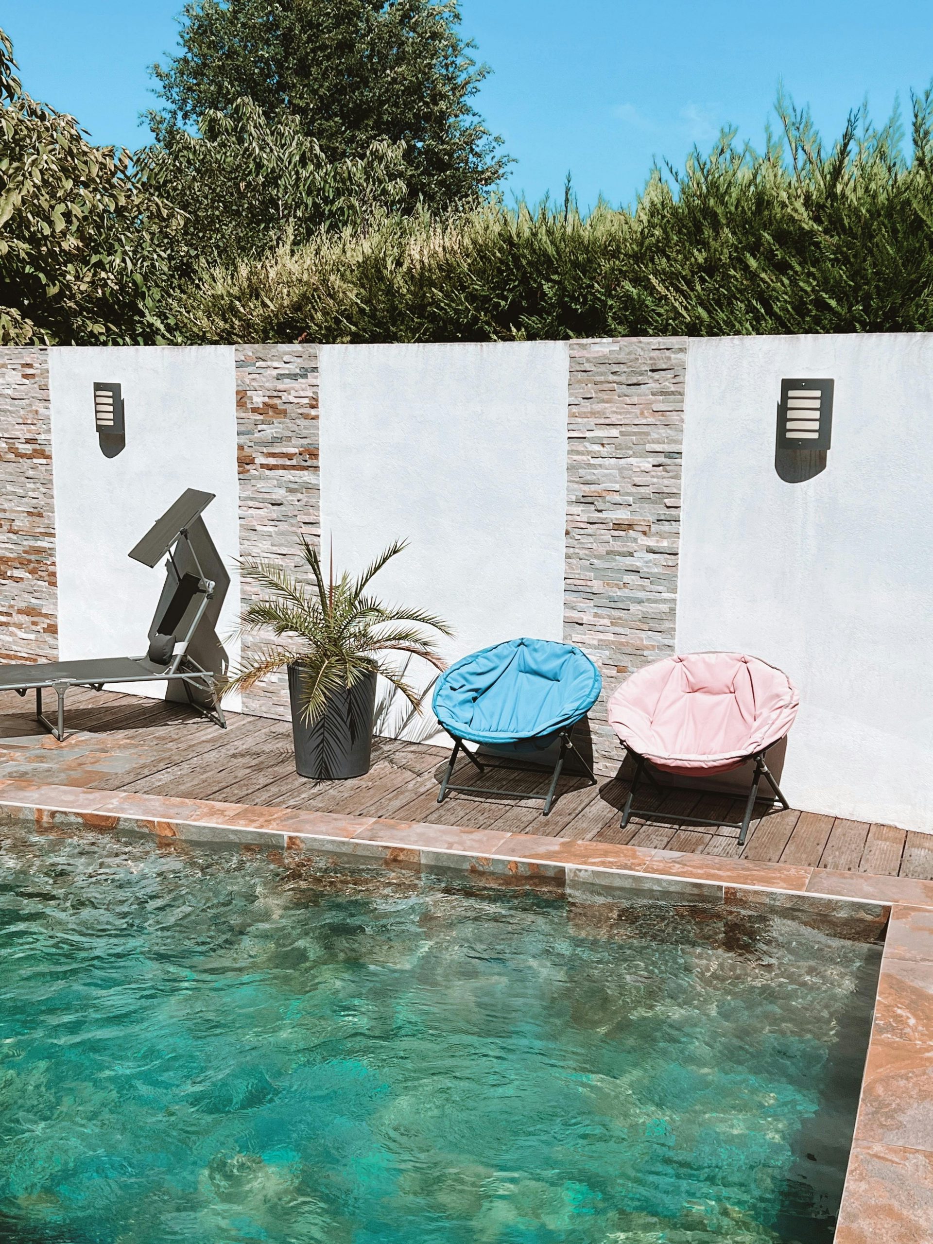 jardin avec mur en pierre et crépi
