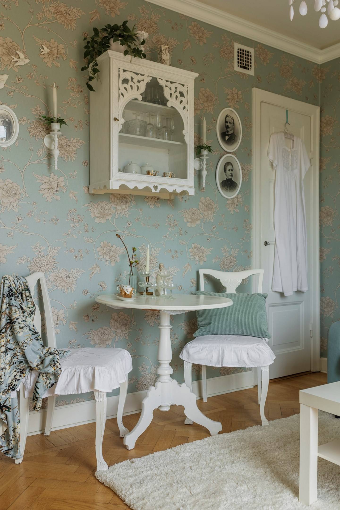 dinign room with floral wallpaper 30sqm apartment scandinavian decor country chic style dinign room with floral wallpaper 30sqm apartment scandinavian decor country chic style
