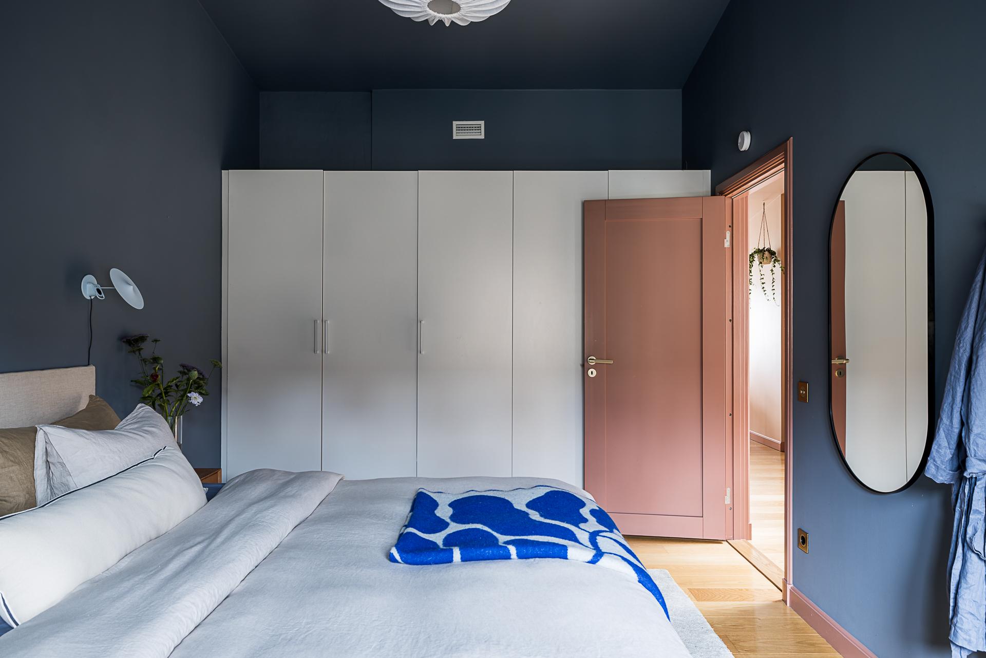 blue bedroom with String desk scandinavian decor apartment Arket blue blanket