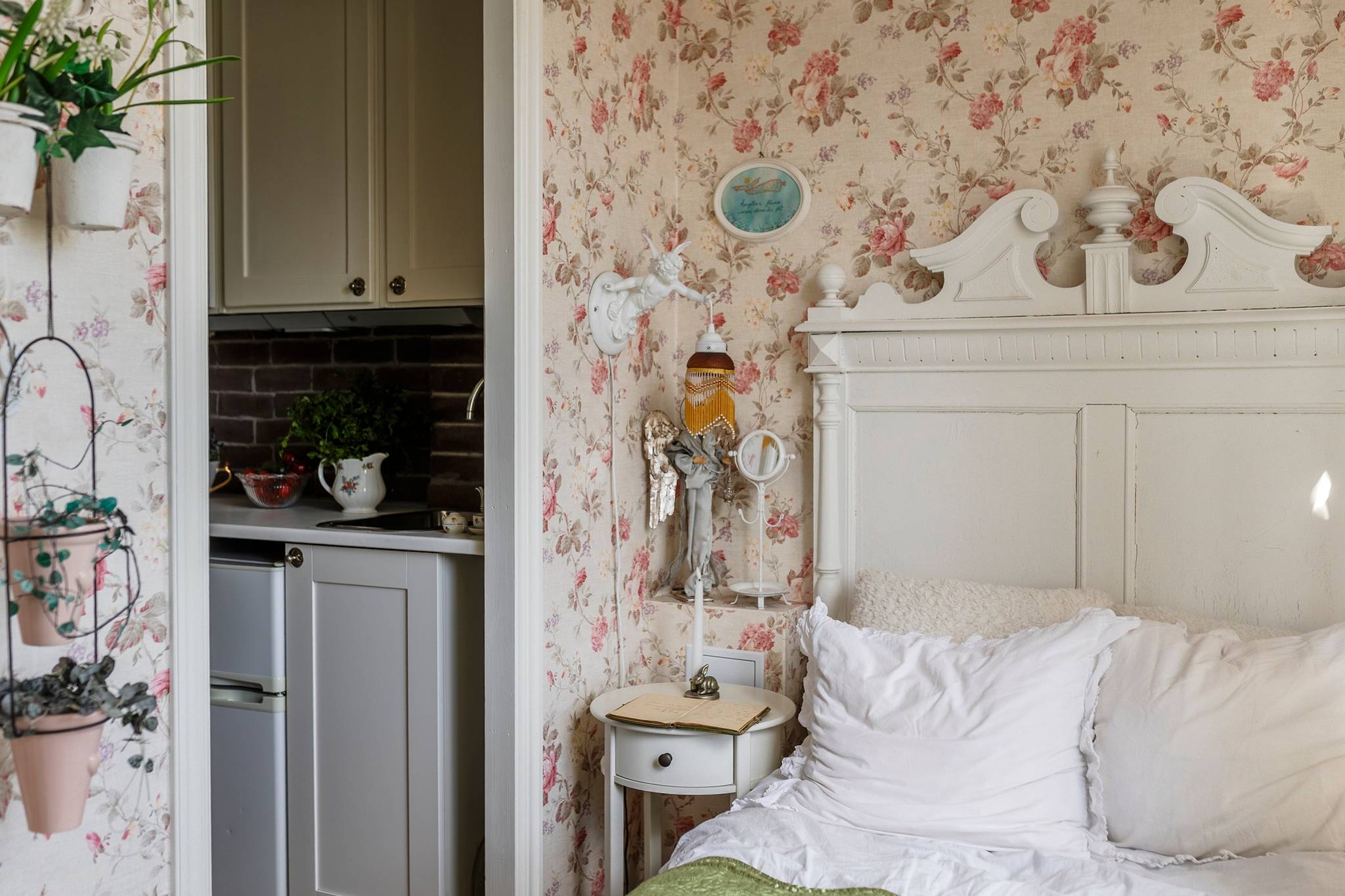 bedroom with floral wallpaper country chic style bedroom with floral wallpaper country chic style
