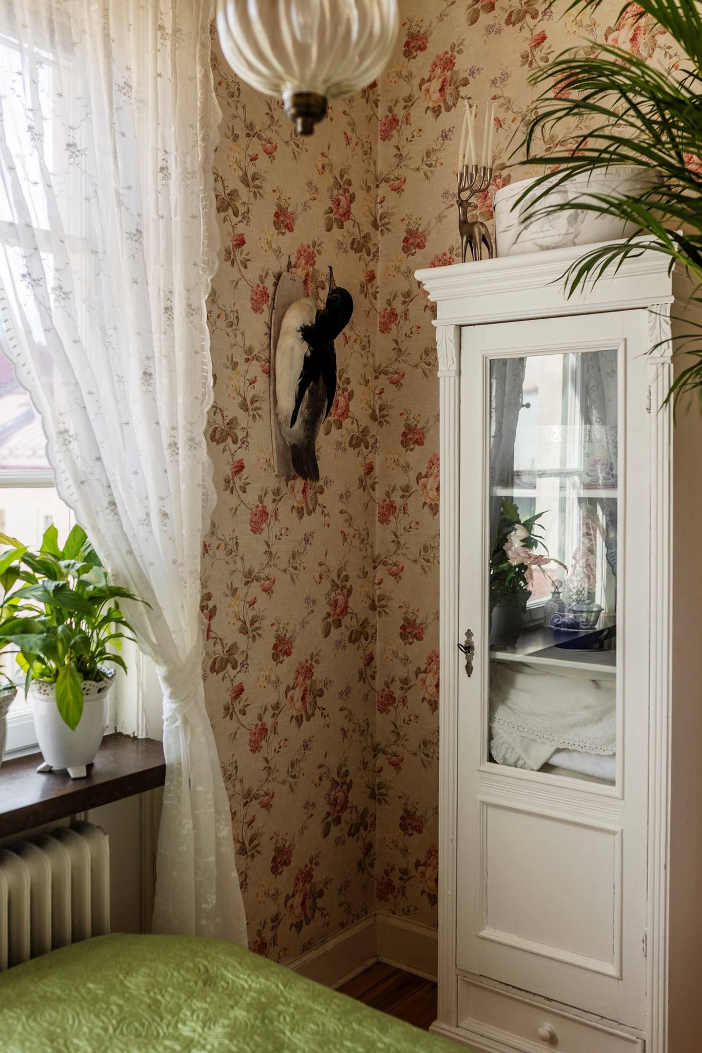 bedroom with floral wallpaper country chic style bedroom with floral wallpaper country chic style