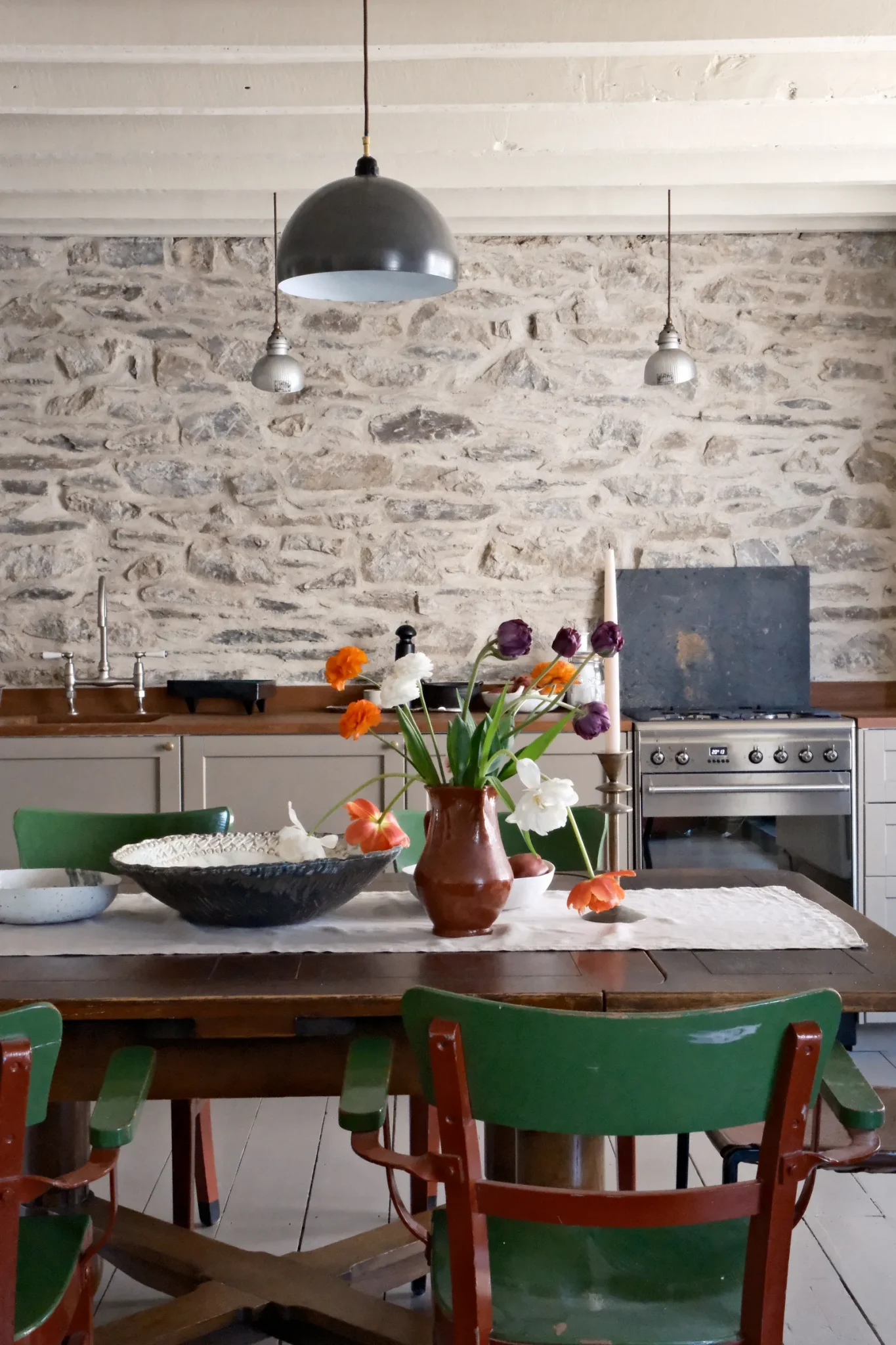 cuisine et salle à manger avec mur de pierre décoration vintage maison Pays de Galles Ty Clai