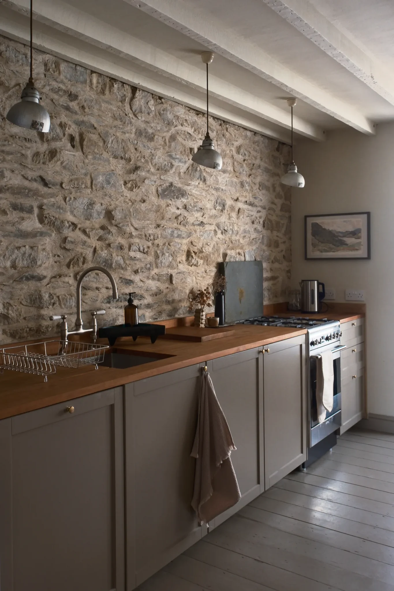 cuisine Shaker grise avec mur de pierre Ty Clai Pays de Galles