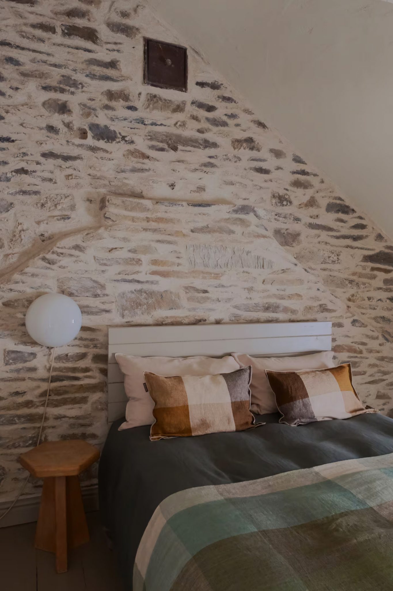 chambre mur de pierres décoration vintage maison Pays de Galles Ty Clai