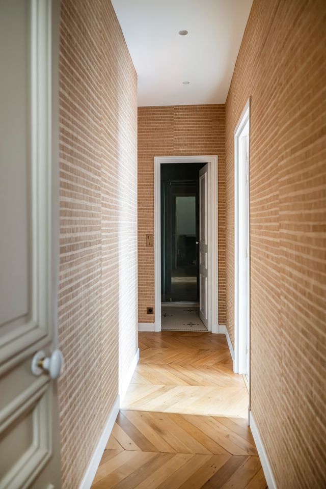 hallway with wallpaper Photo: © Julien Pépy