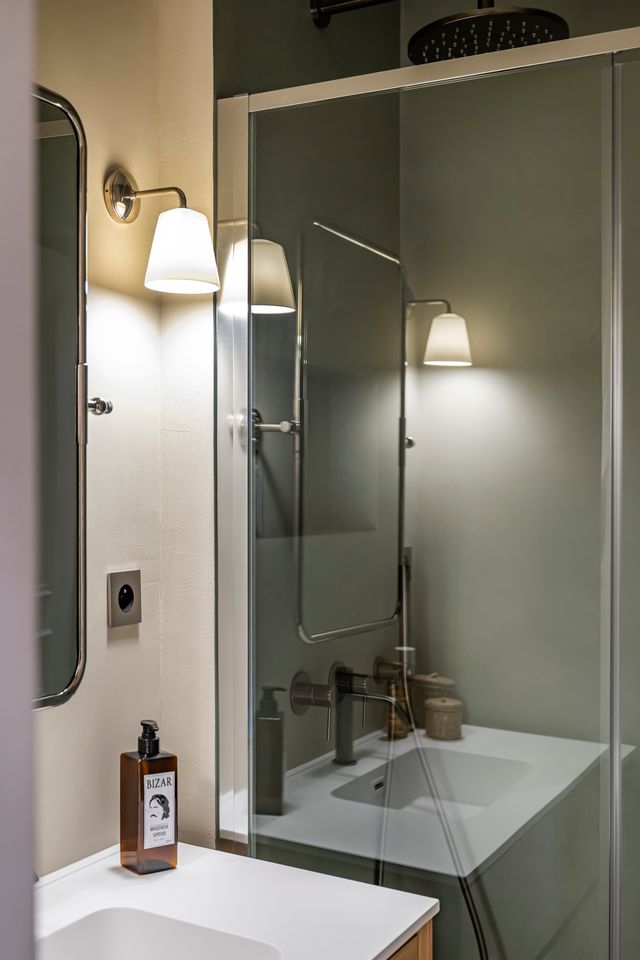 modern bathroom with shower Photo: © Julien Pépy