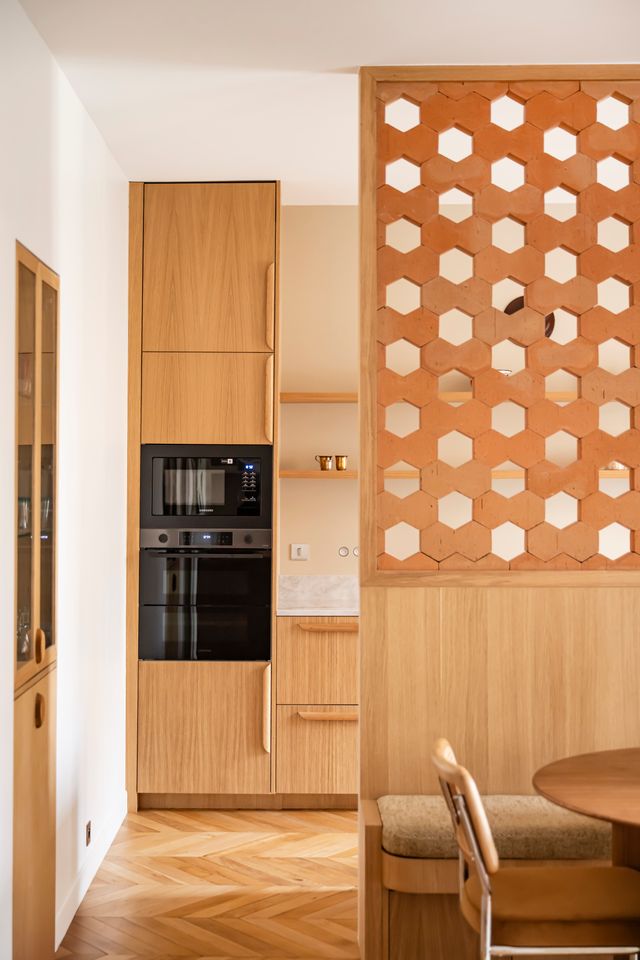 kitchen and dining room with moldings and Hives brick screen by Mutina renovated Haussmann-style apartment Paris Photo: © Julien Pépy