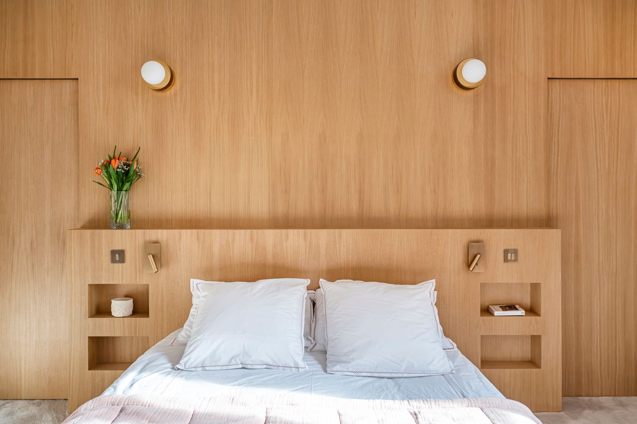 bedroom contemporary decor in renovated Haussmann-style apartment Paris Photo: © Julien Pépy
