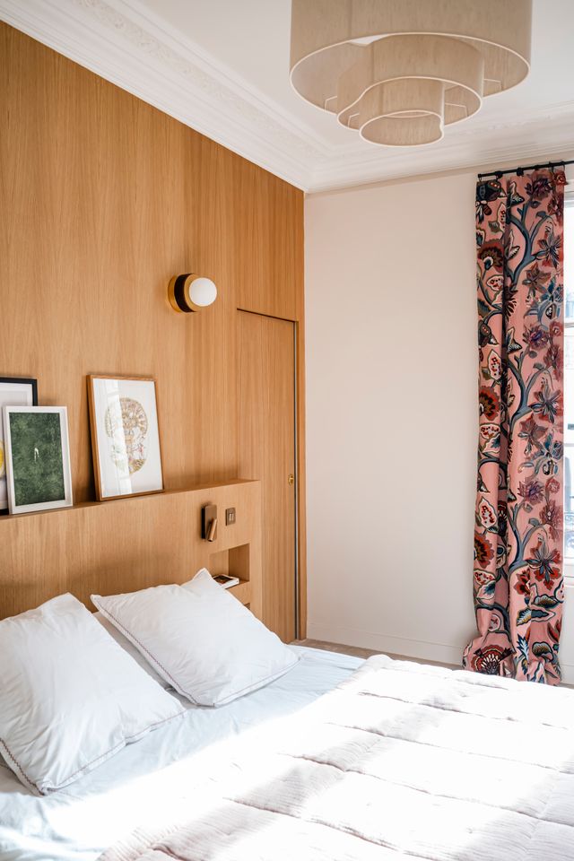 bedroom contemporary decor in renovated Haussmann-style apartment Paris Photo: © Julien Pépy