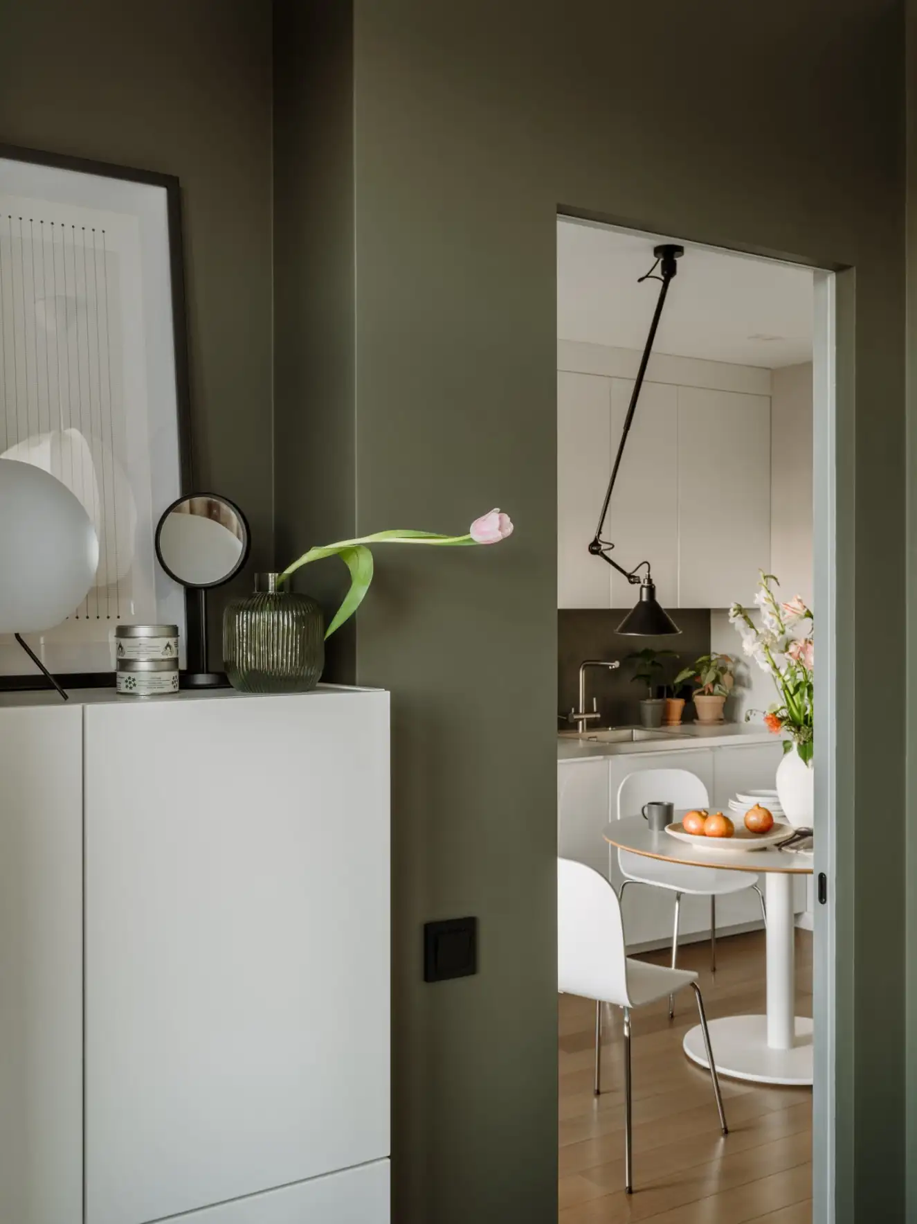 chambre vert olive dans ancien studio de 35m2 transformé en deux-pièces décoration contemporaine