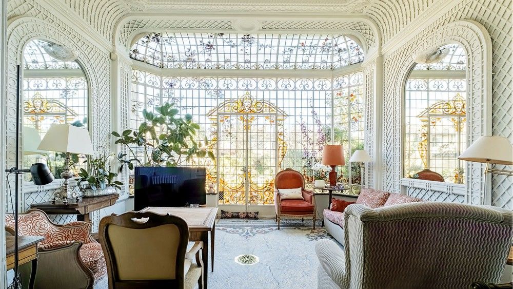 maison ancienne Bordeaux avec baie vitrée vitrail décoration classique chic et contemporaine