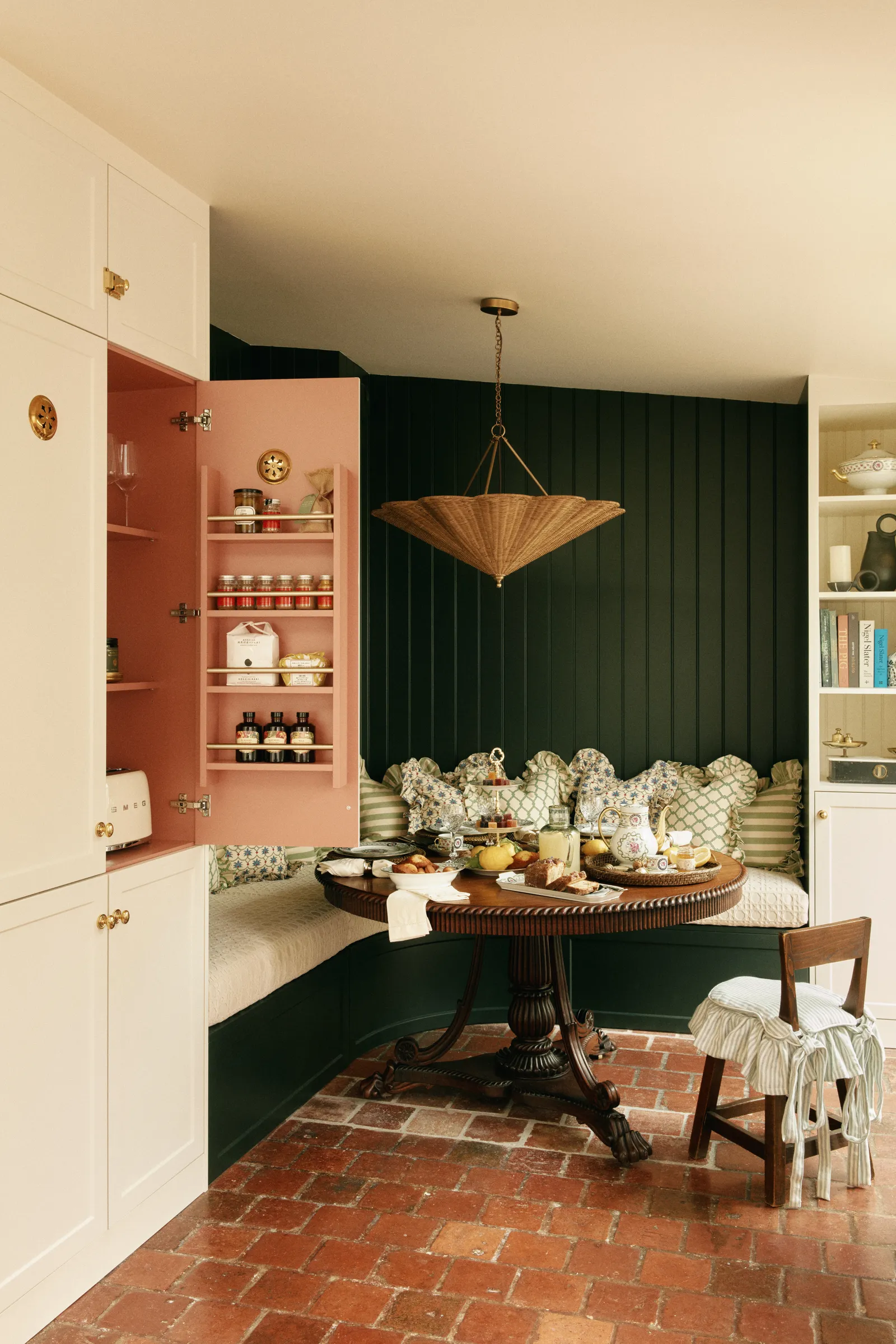 cuisine et salle à manger tomettes sol appartement Paris décoration cottage campagne