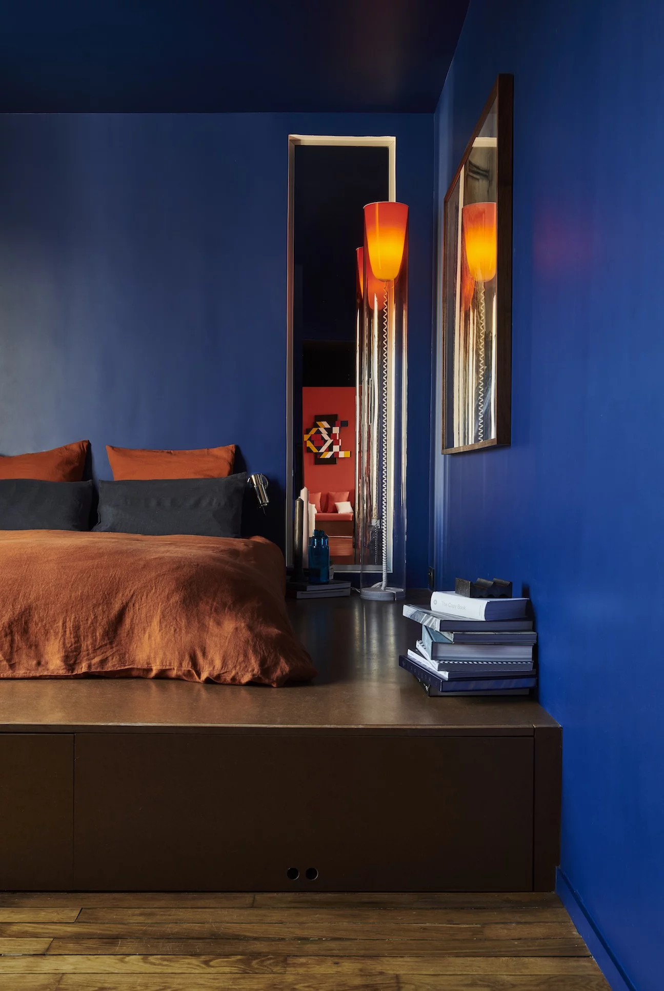 chambre murs bleu Klein appartement Paris décoration contemporaine