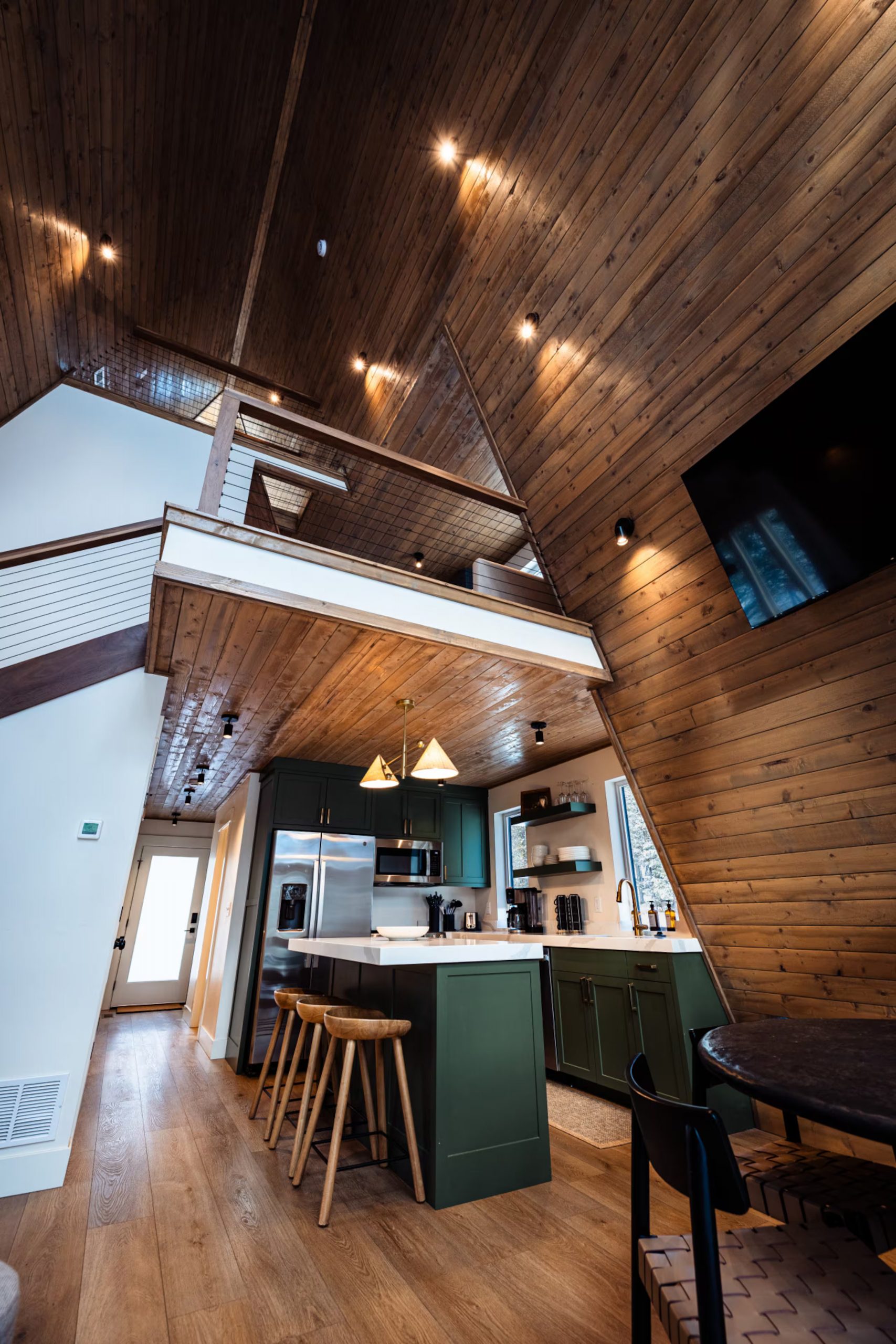 salon décoration contemporaine et cuisine verte maison en bois A-Frame salon décoration contemporaine et cuisine verte maison en bois A-Frame