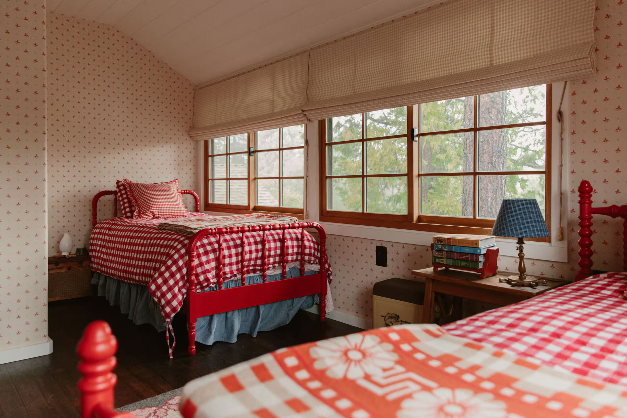 chambre rouge maison en bois décoration rustique chic style cottagecore avec tissy Vichy