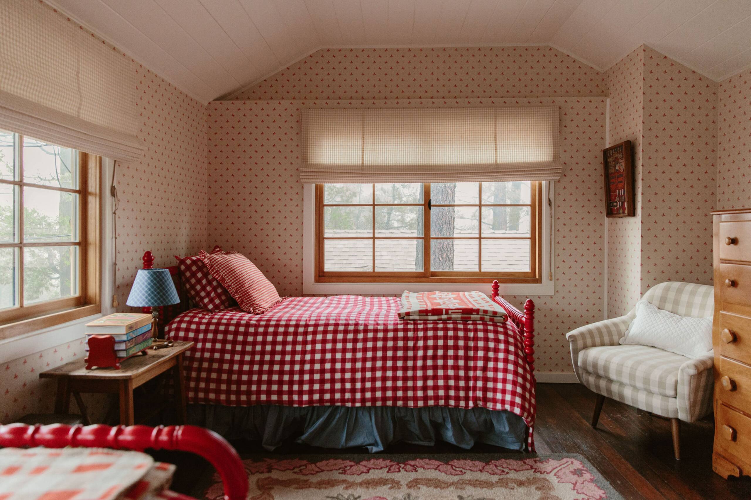 chambre rouge et bleue style cottagecore avec tissy Vichy