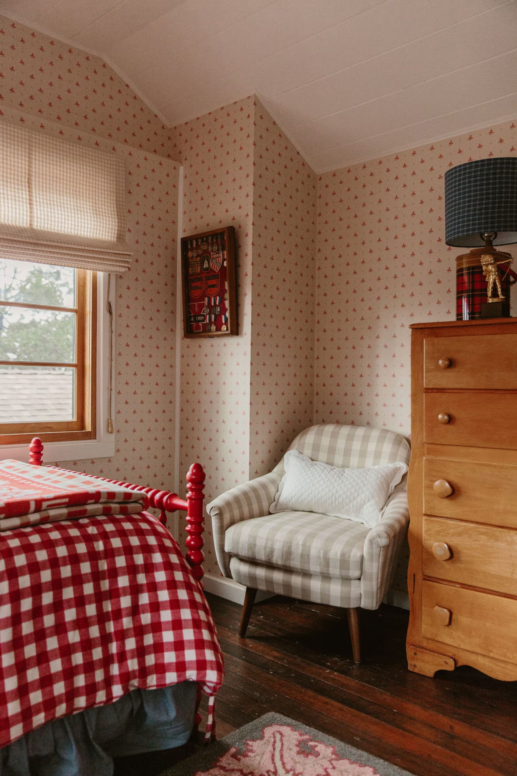 chambre rouge style cottagecore avec tissy Vichy