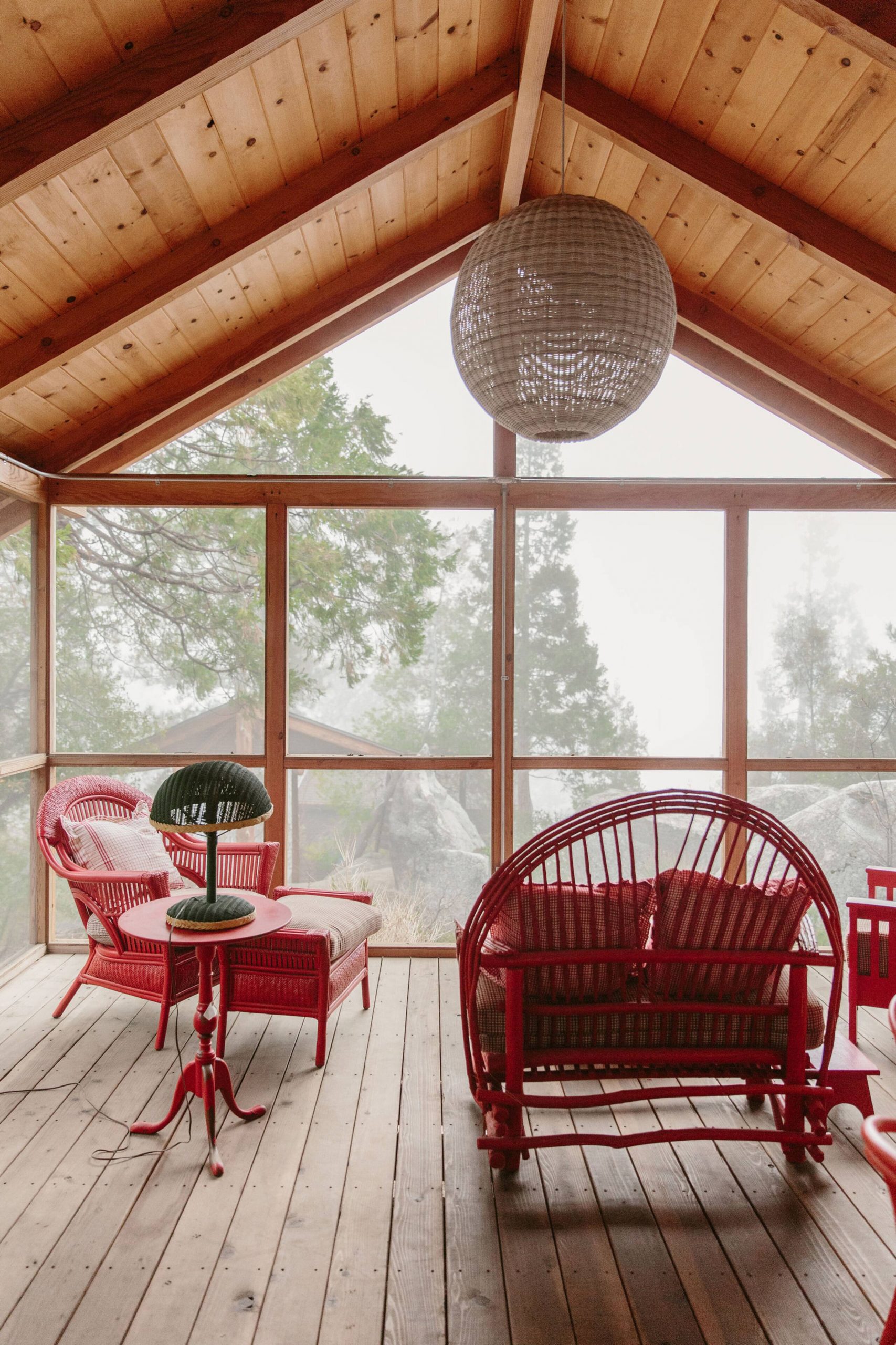 salon vitré maison en bois mobilier rotin rouge