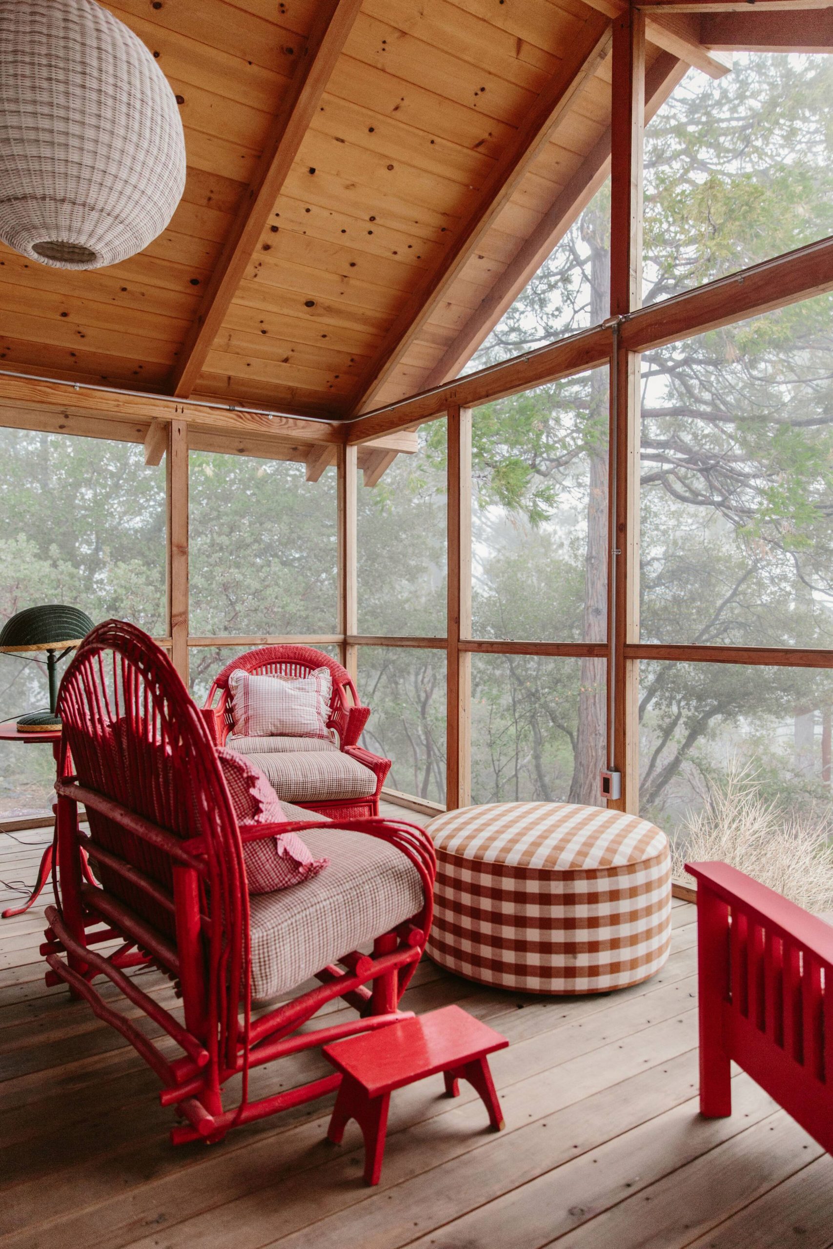 salon vitré maison en bois mobilier rotin rouge