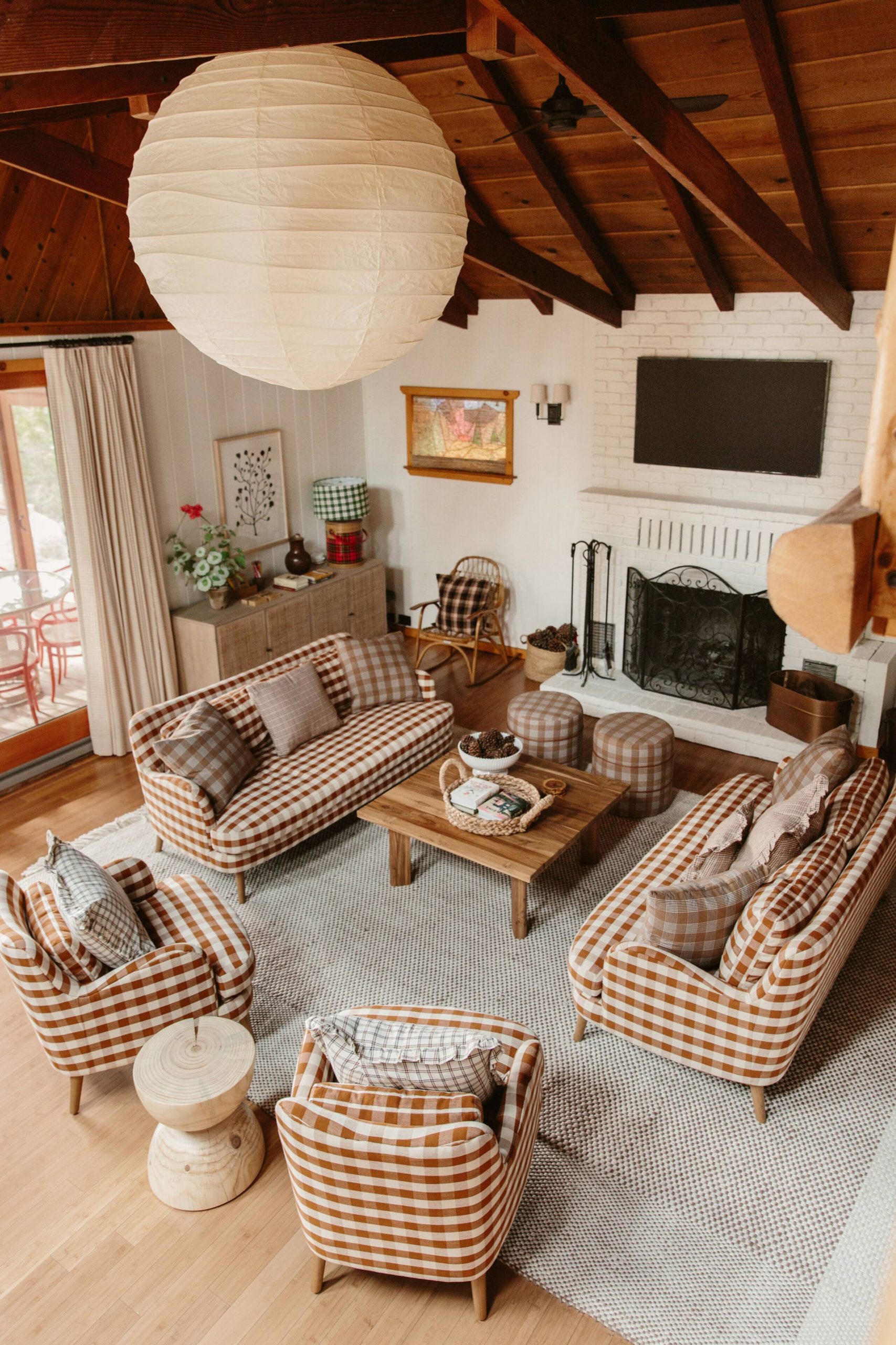 salon maison en bois décoration rustique chic style cottagecore avec tissy Vichy