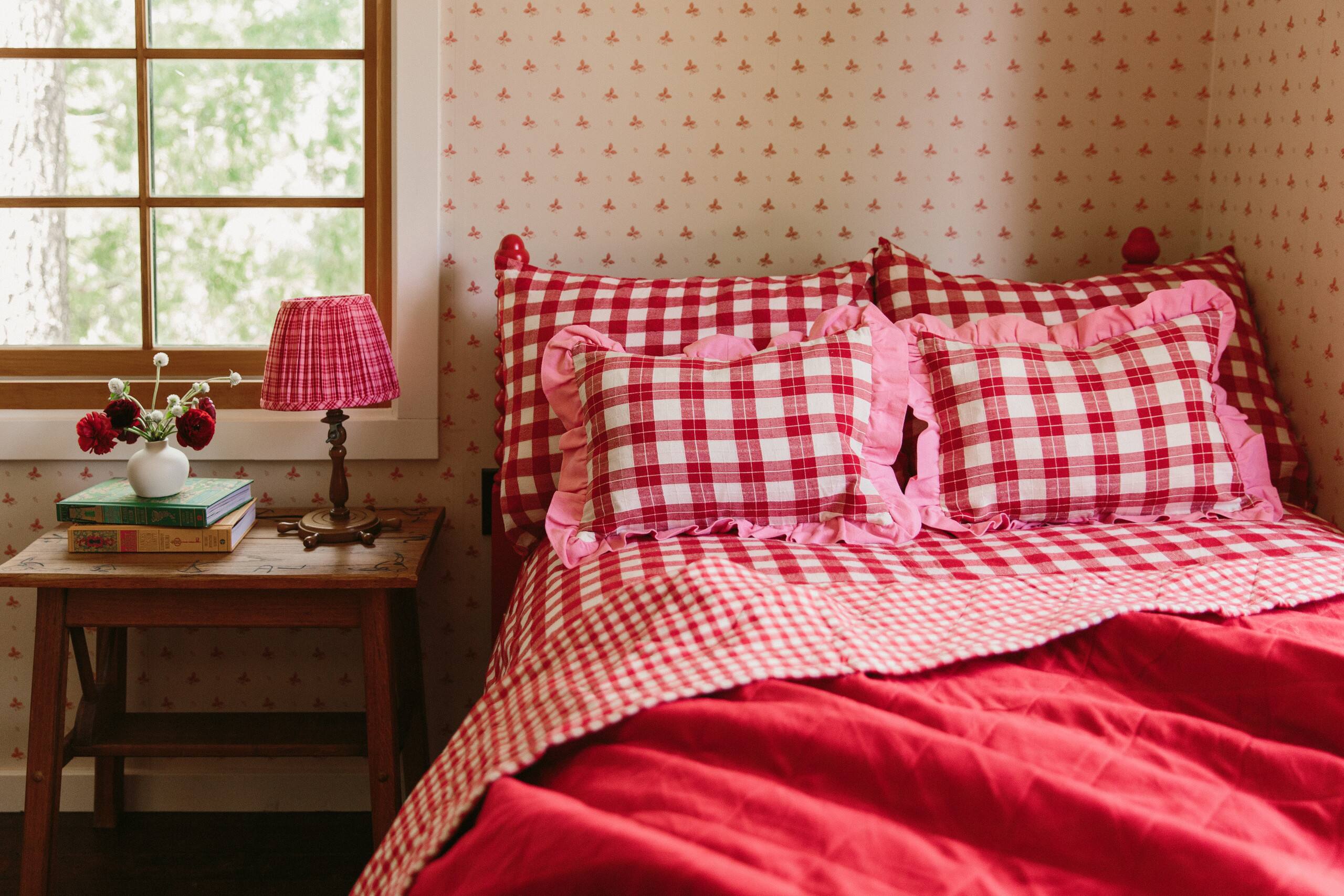 chambre rouge style cottagecore avec tissy Vichy