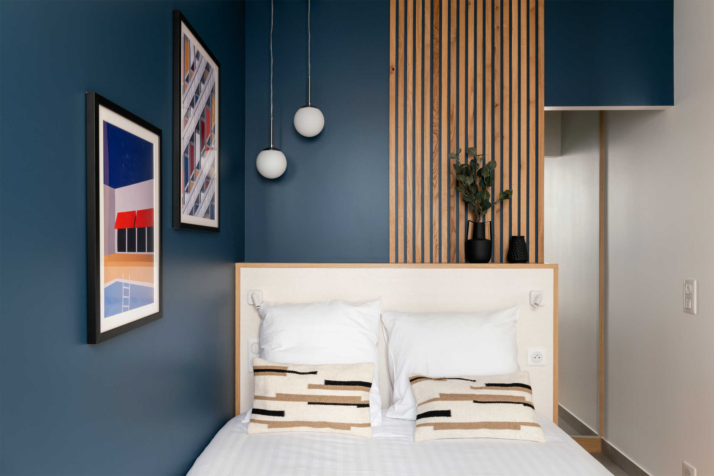 blue bedroom small three-room 55sqm apartment for rent in Paris contemporary decor Photo: © Agathe Tissier blue bedroom small three-room 55sqm apartment for rent in Paris contemporary decor Photo: © Agathe Tissier