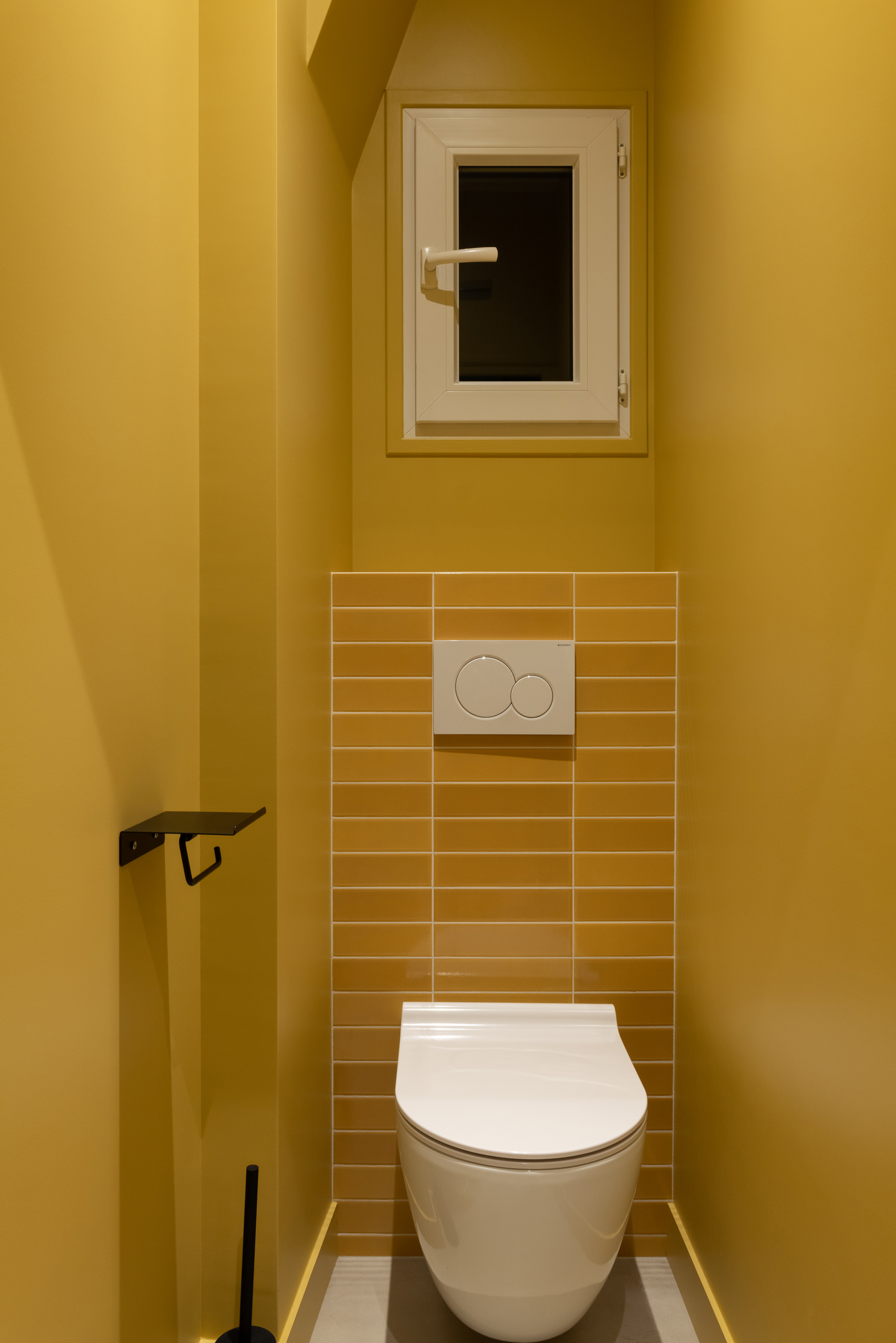 yellow contemporary toilets wc lavatory Photo: © Agathe Tissier yellow contemporary toilets wc lavatory Photo: © Agathe Tissier