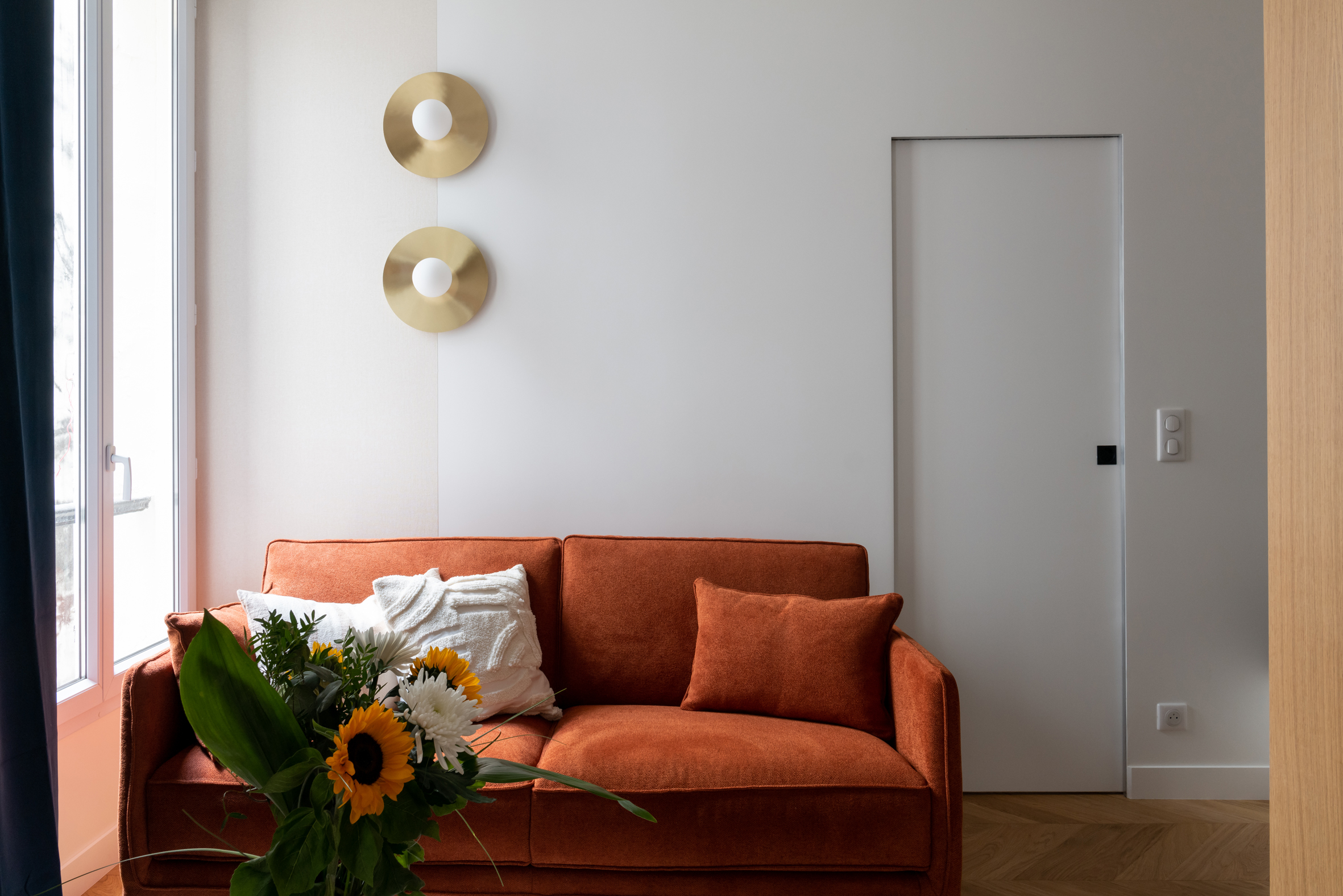 living room small three-room 55sqm apartment for rent in Paris contemporary decor Photo: © Agathe Tissier living room small three-room 55sqm apartment for rent in Paris contemporary decor Photo: © Agathe Tissier