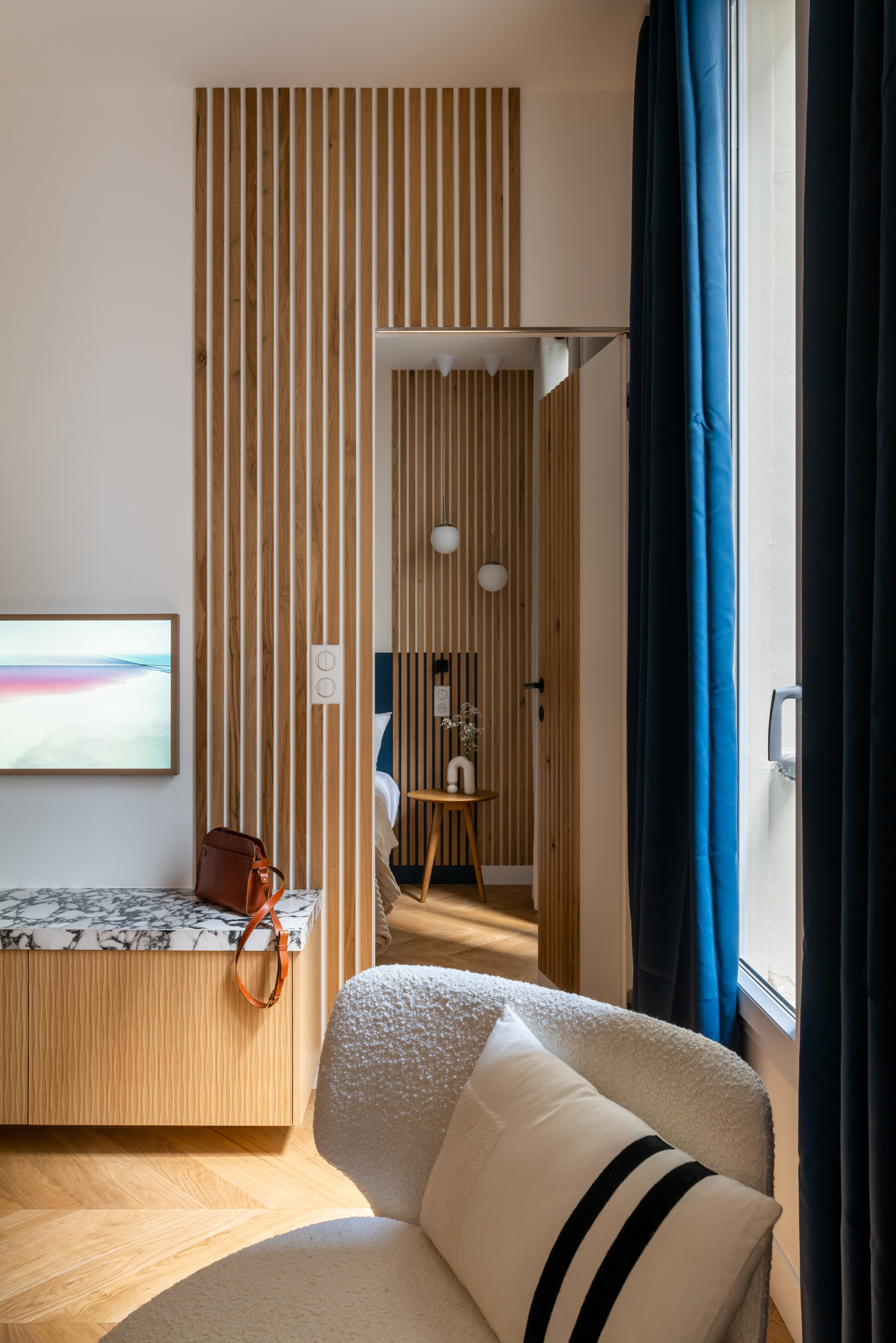 bedroom and living room small three-room 55sqm apartment for rent in Paris contemporary decor Photo: © Agathe Tissier bedroom and living room small three-room 55sqm apartment for rent in Paris contemporary decor Photo: © Agathe Tissier