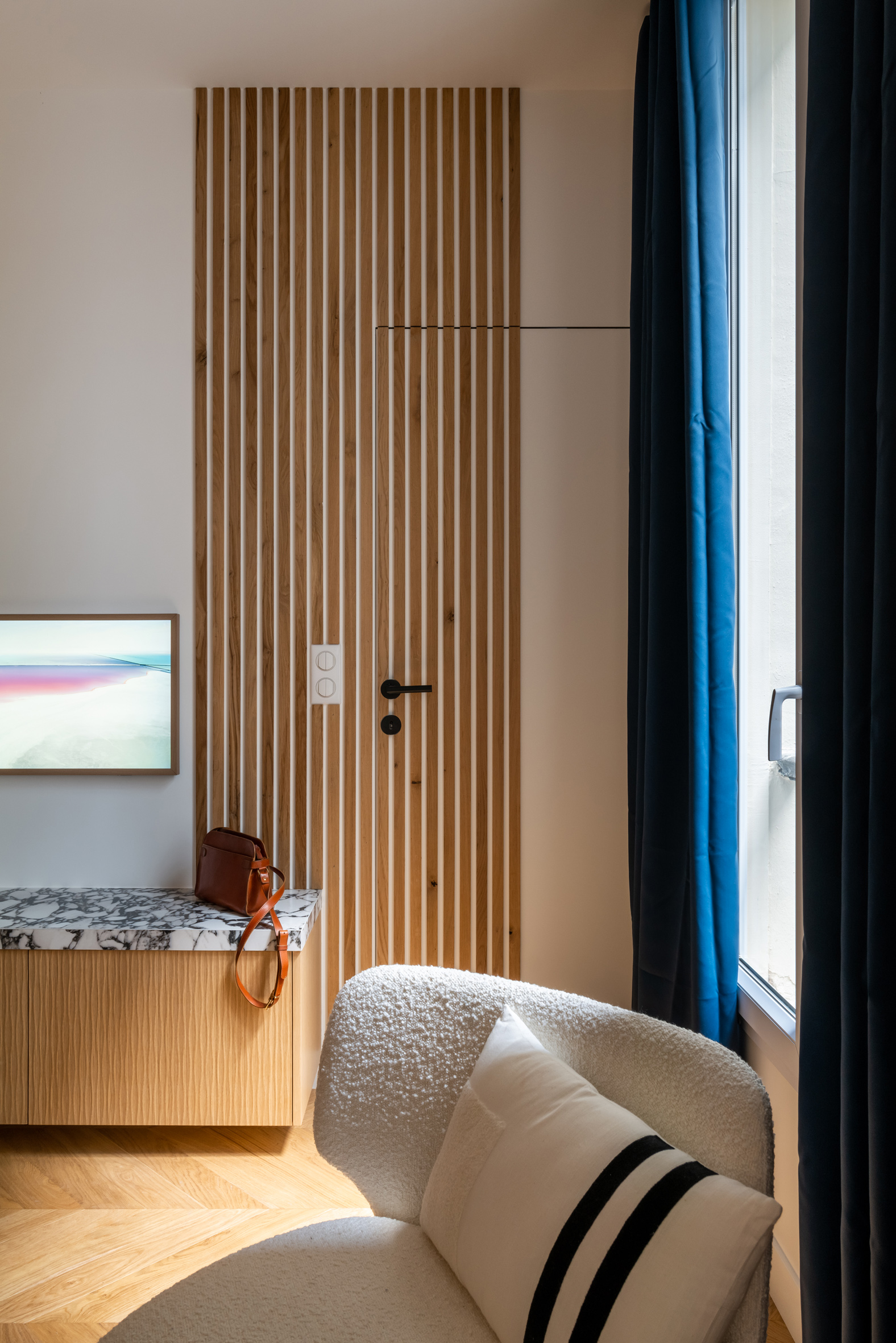living room small three-room 55sqm apartment for rent in Paris contemporary decor Photo: © Agathe Tissier living room small three-room 55sqm apartment for rent in Paris contemporary decor Photo: © Agathe Tissier