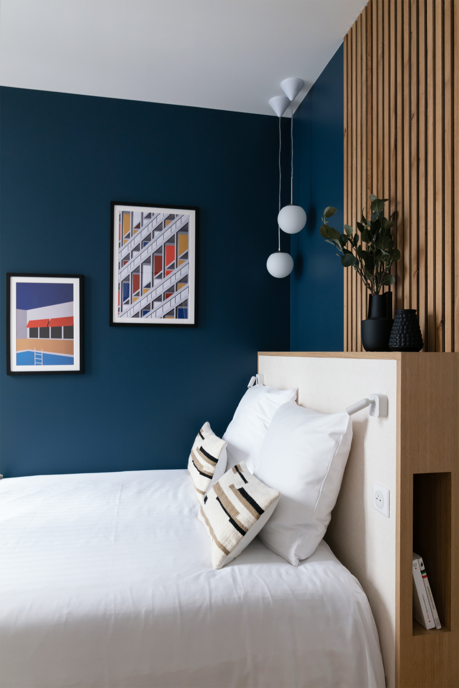 blue bedroom small three-room 55sqm apartment for rent in Paris contemporary decor Photo: © Agathe Tissier blue bedroom small three-room 55sqm apartment for rent in Paris contemporary decor Photo: © Agathe Tissier