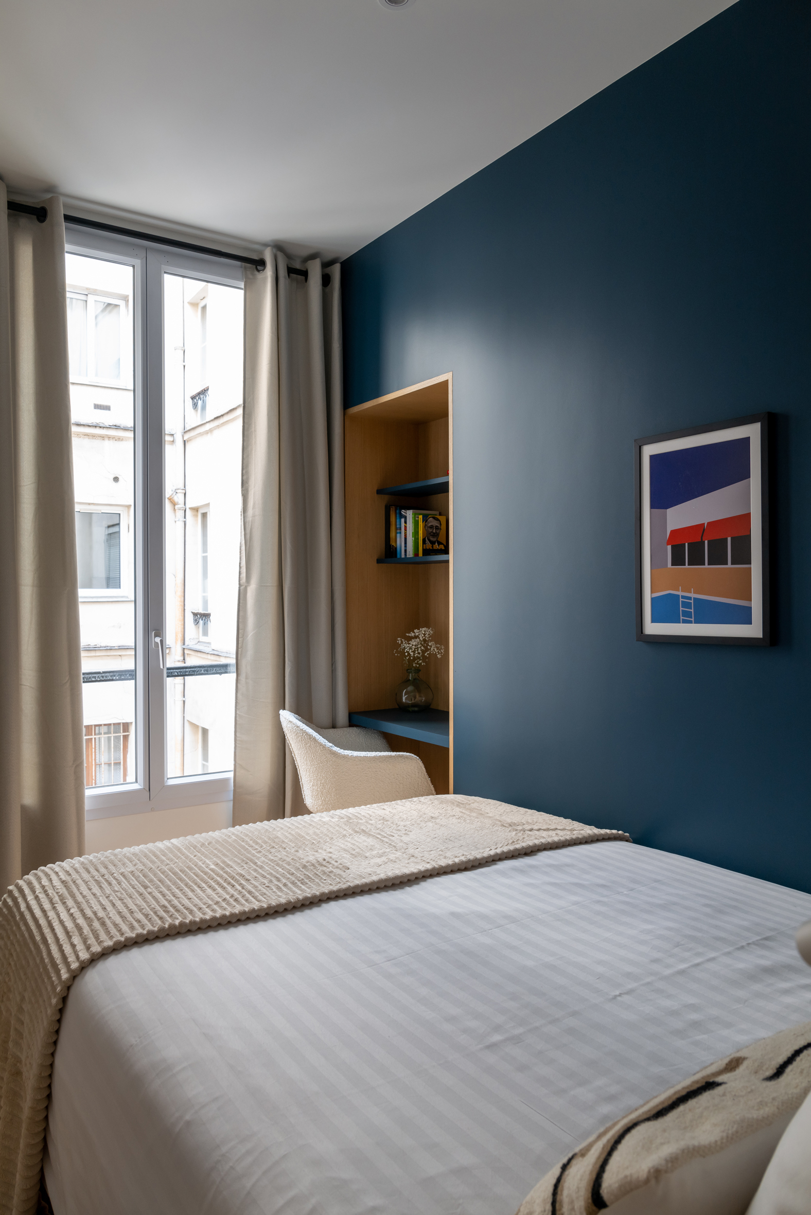 blue bedroom small three-room 55sqm apartment for rent in Paris contemporary decor Photo: © Agathe Tissier blue bedroom small three-room 55sqm apartment for rent in Paris contemporary decor Photo: © Agathe Tissier
