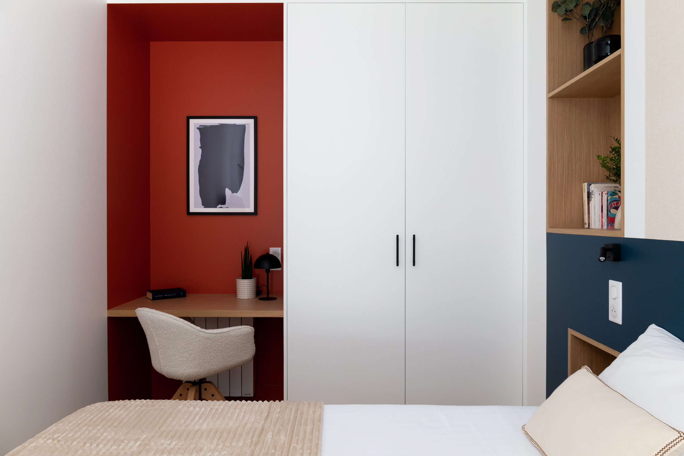 red bedroom small three-room 55sqm apartment for rent in Paris contemporary decor Photo: © Agathe Tissier red bedroom small three-room 55sqm apartment for rent in Paris contemporary decor Photo: © Agathe Tissier